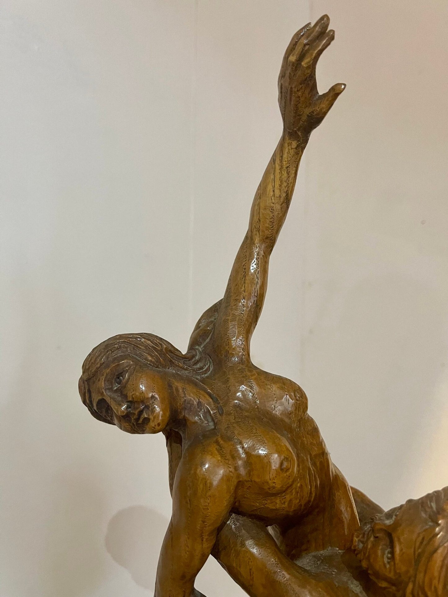 "Luce Neoclassica" - Coppia di lampade da tavolo con figure dorate