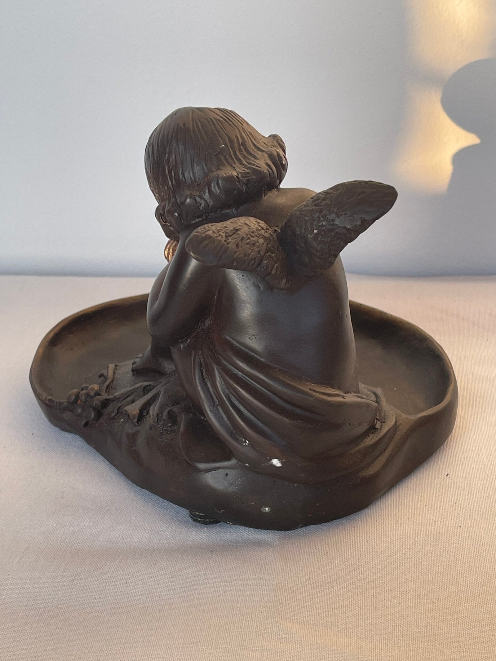 Putto con Grappolo d’Uva – Scultura Decorativa in Bronzo