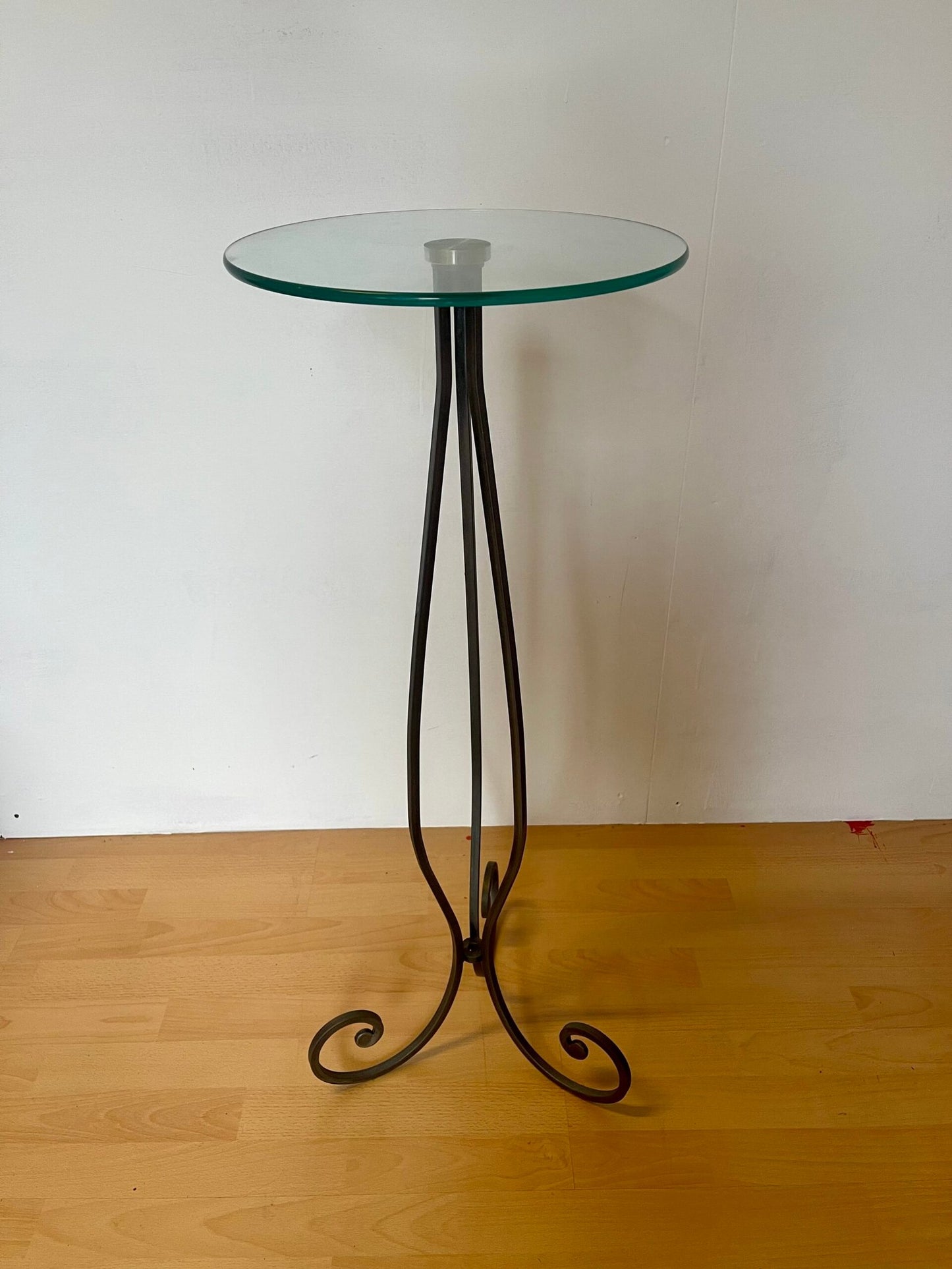 Tavolino in Vetro con Base in Ferro – Elegante e Moderno