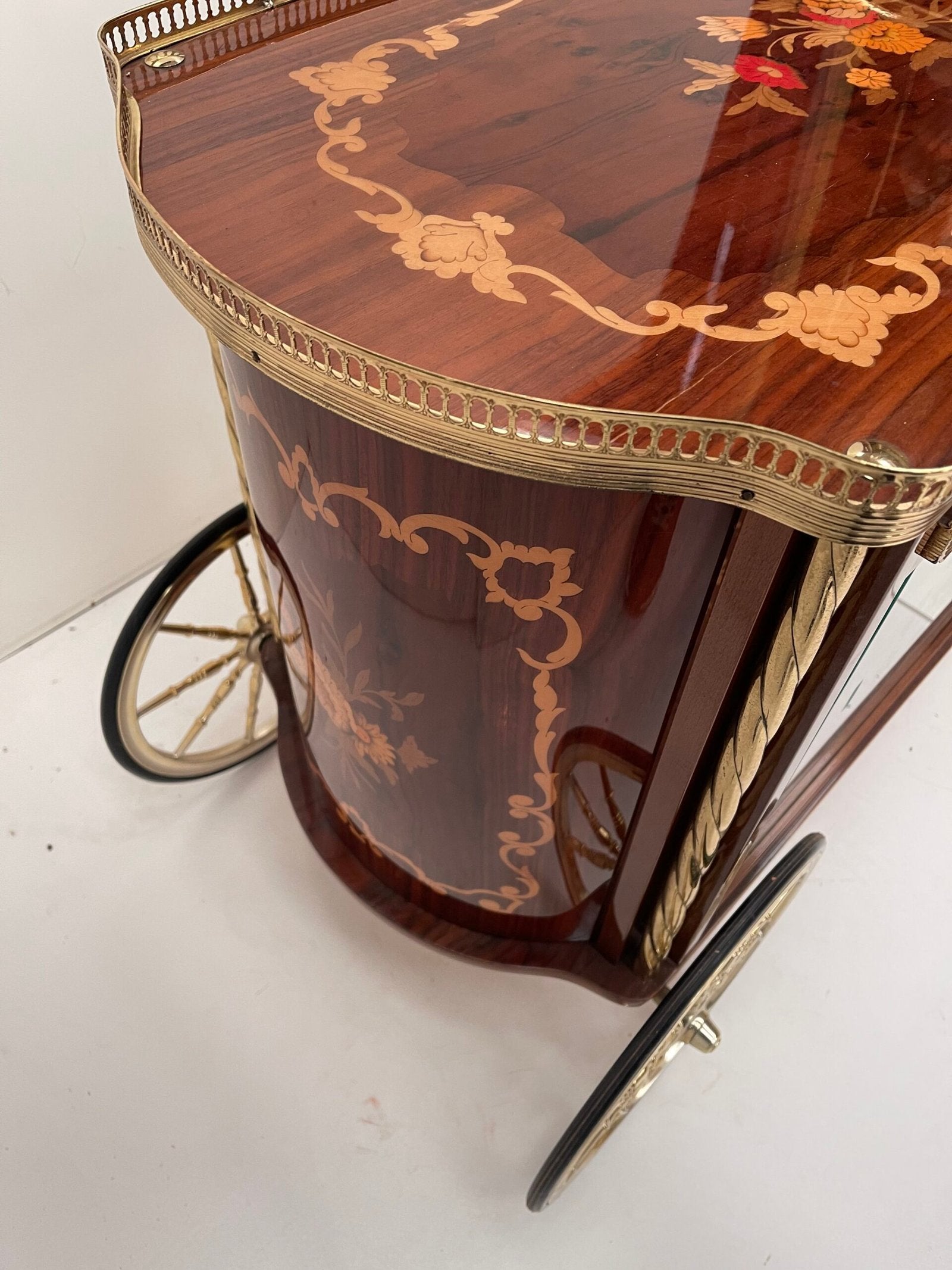 Carrello Bar d'Epoca con struttura in legno pregiato e intarsi floreale.