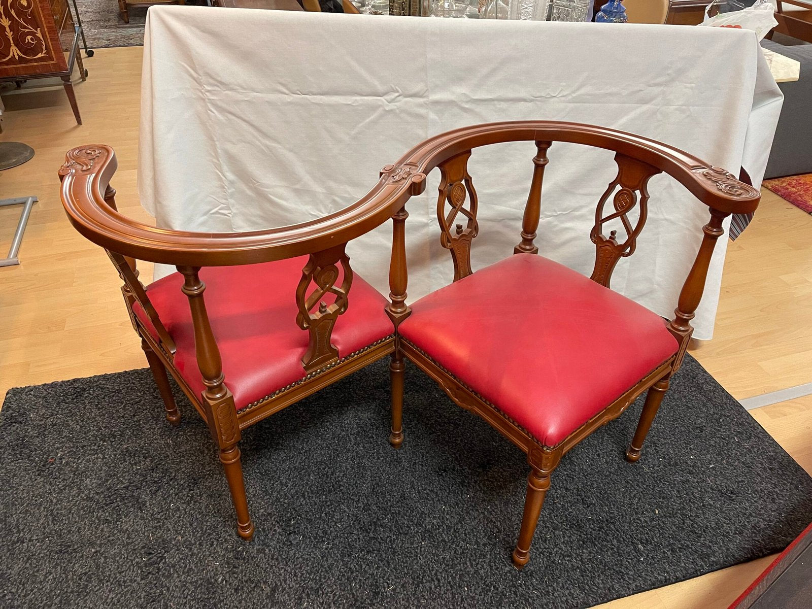 “Sedia da conversazione” d’epoca – legno lavorato e pelle rossa