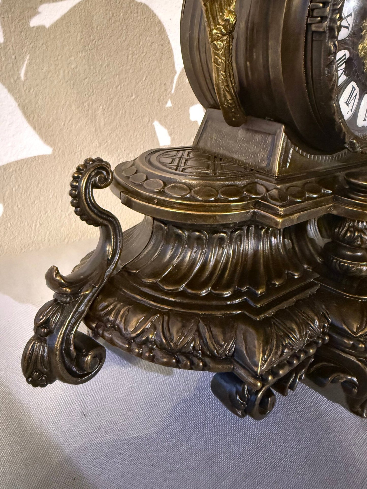 orologio da tavolo in Bronzo Dorato con Putto e Dettagli Classici