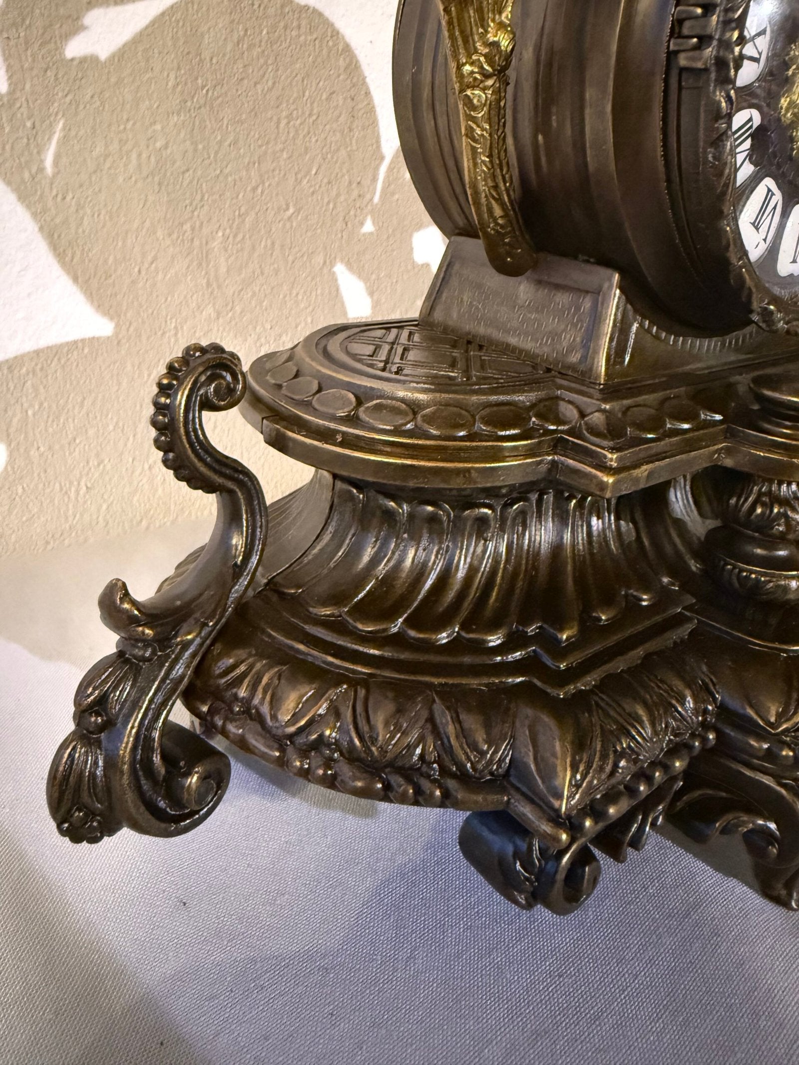 orologio da tavolo in Bronzo Dorato con Putto e Dettagli Classici