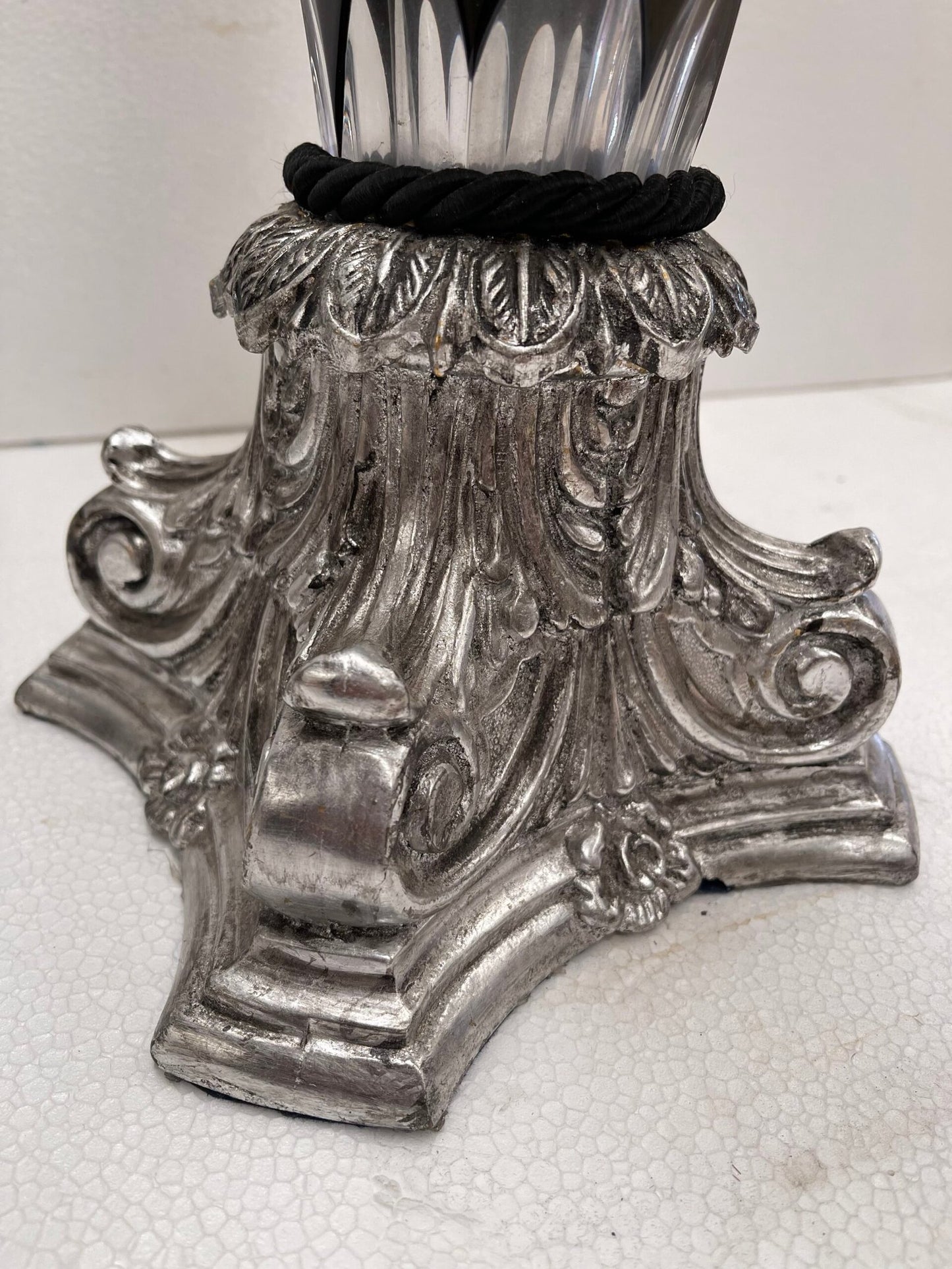 Vaso a ventaglio in cristallo nero inciso “Versailles” – Base barocca in stile argento