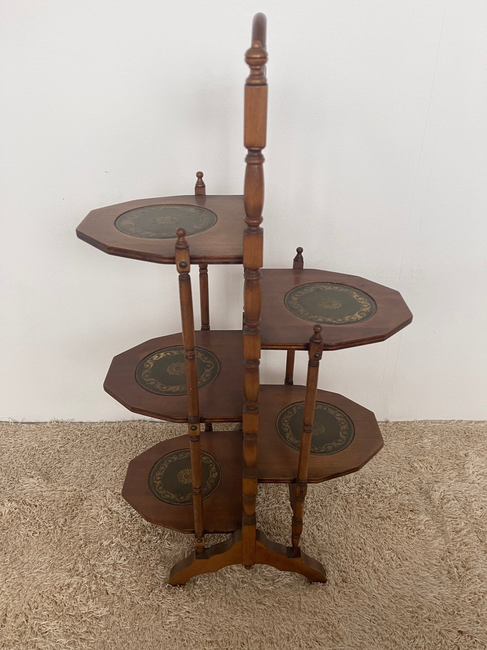 Scaffale Espositore a Tre Piani in Legno con Inserti Decorati