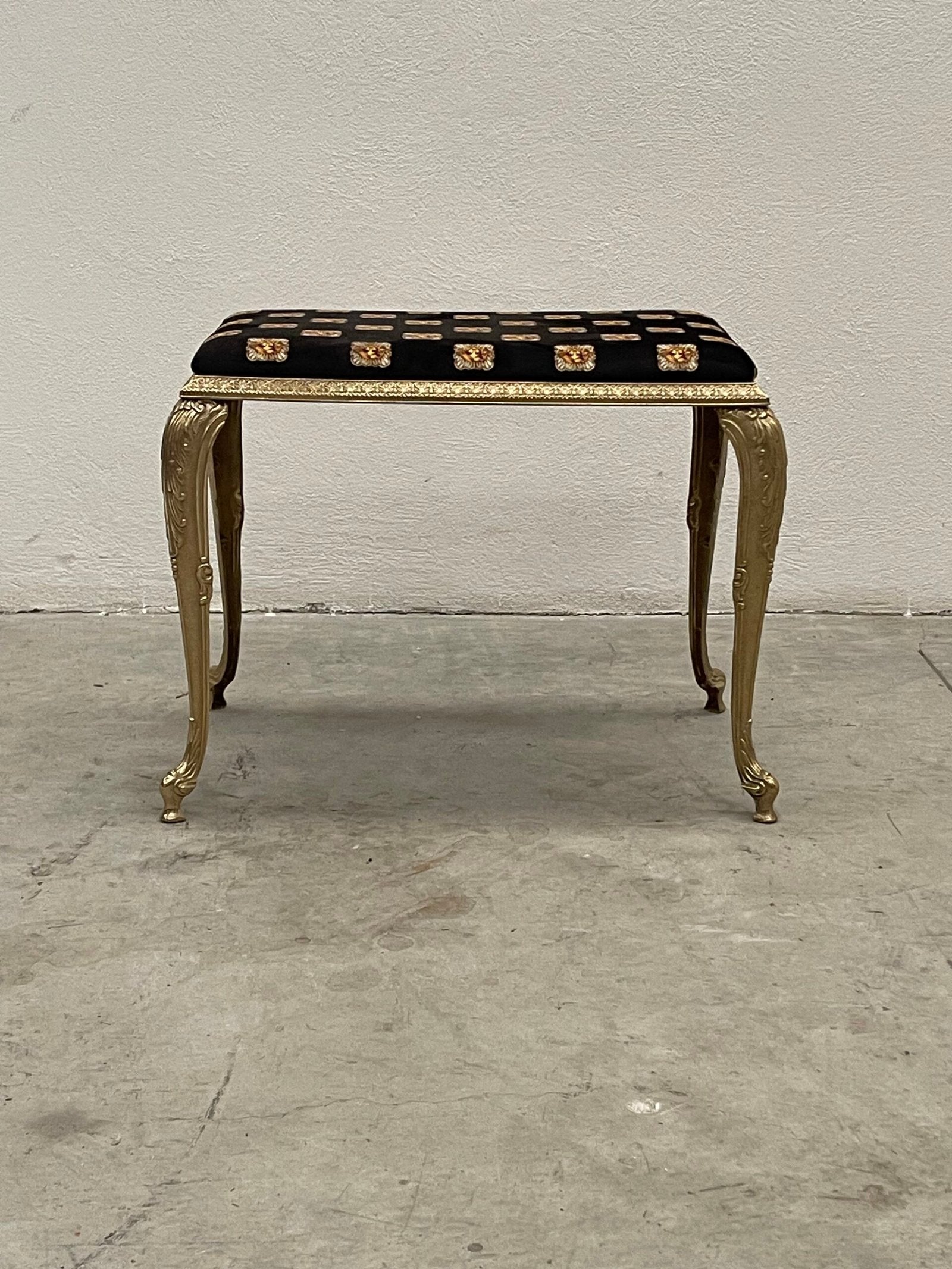 Sontuoso Sgabello in Stile Luigi XV Dorato e Tessuto Patchwork
