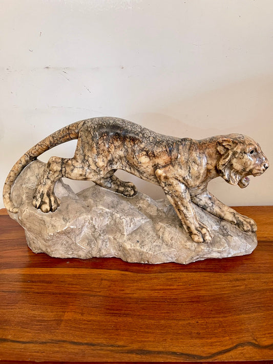 Scultura in marmo – Pantera in posizione d’attacco su roccia