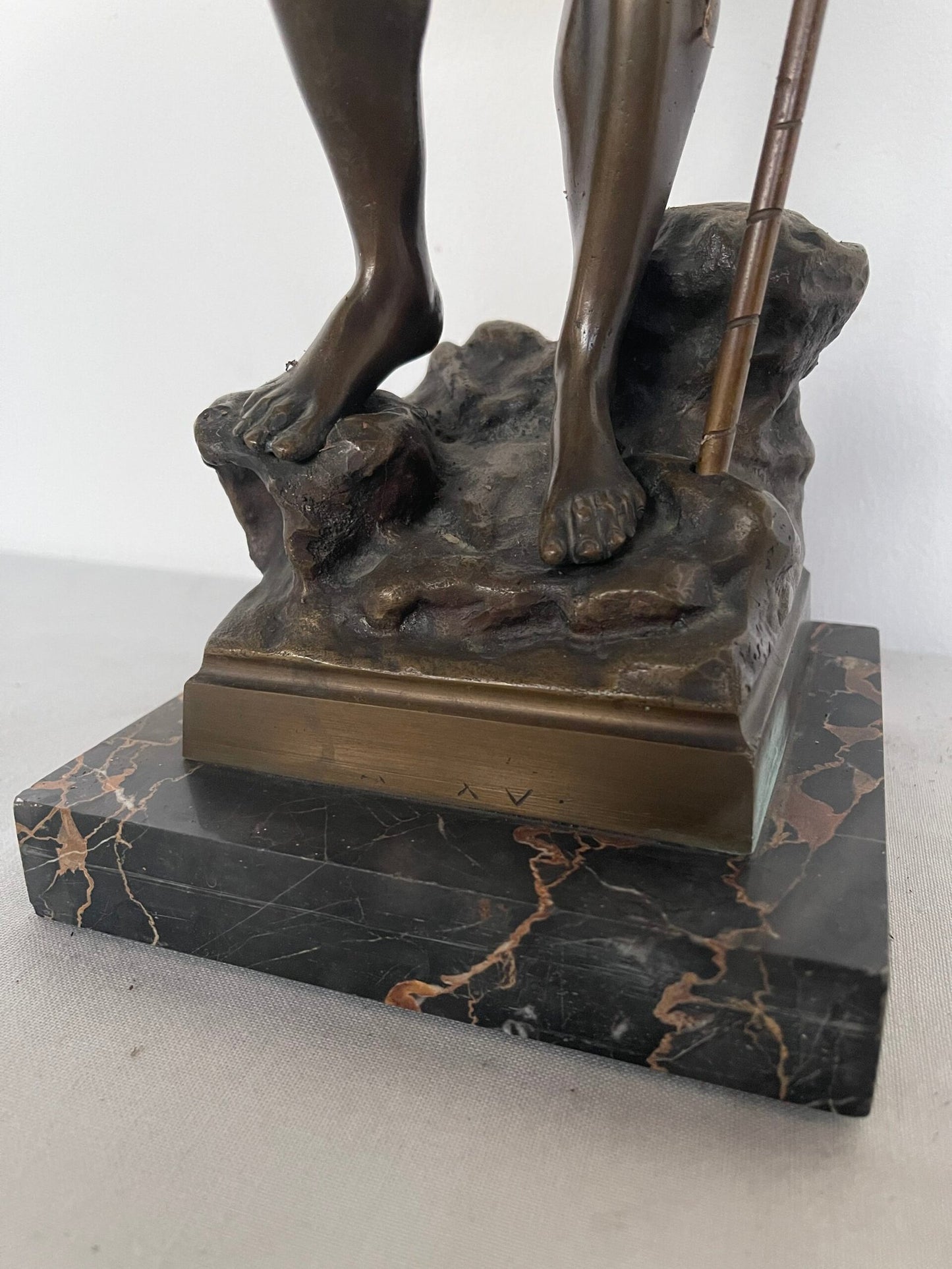 Statua in Bronzo – Giovane Guerriero con Uccello e Lancia su Base in Marmo