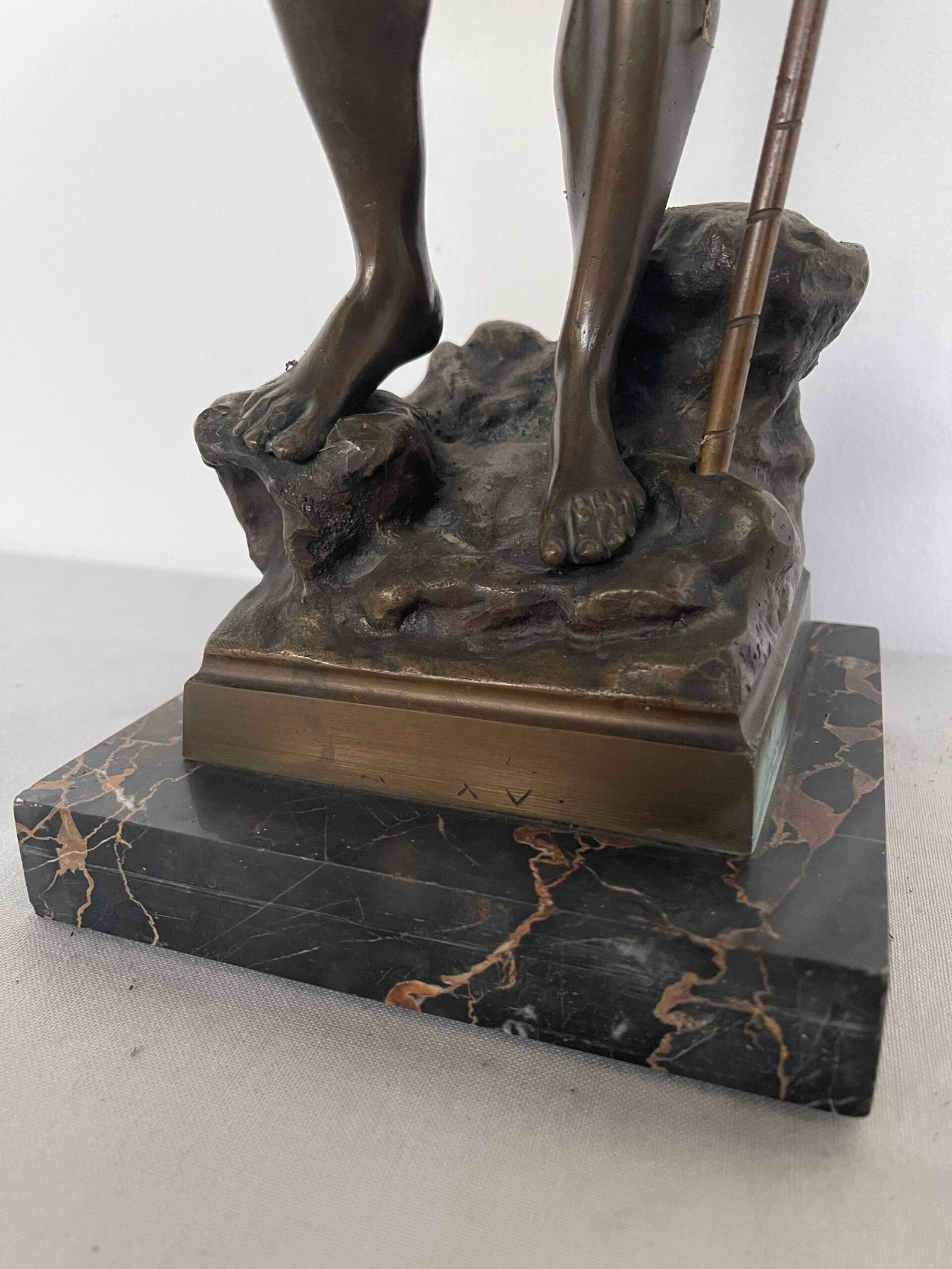 Statua in Bronzo – Giovane Guerriero con Uccello e Lancia su Base in Marmo
