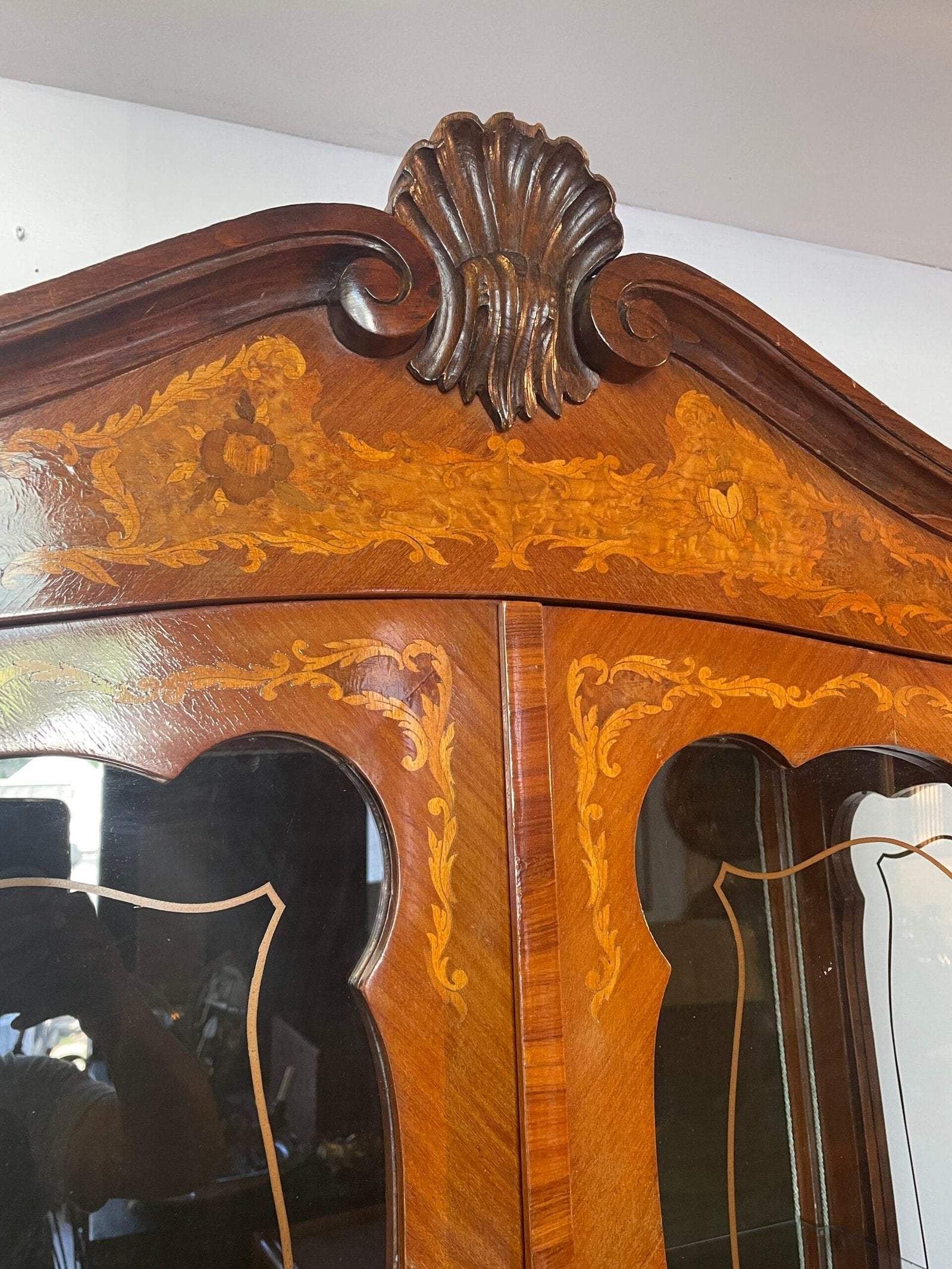 Vetrina Antico in Stile Luigi XV – Intarsiata, con Vetri Sagomati