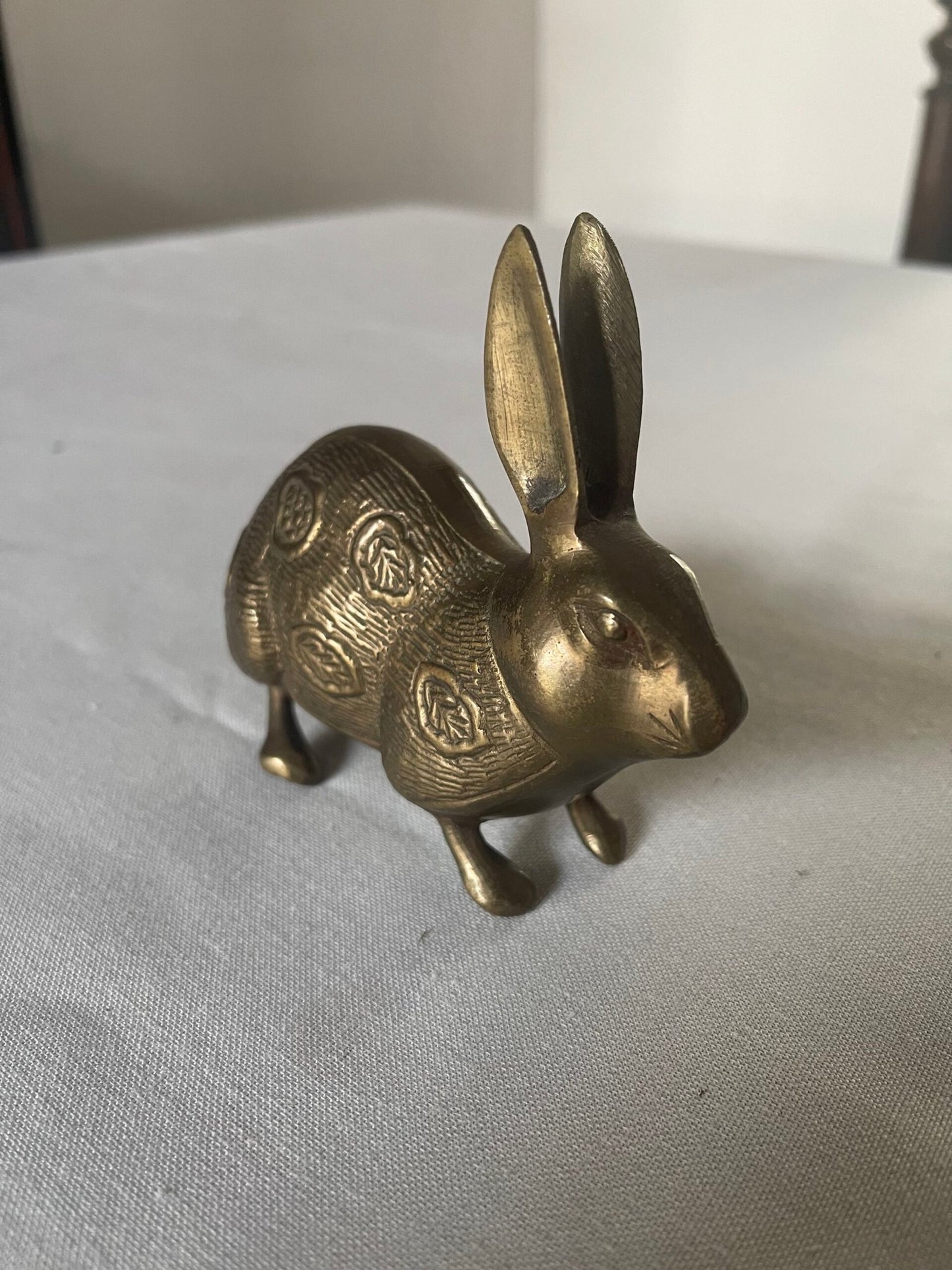 Statuetta di Coniglio/Lepre in Bronzo con Decorazioni Orientali