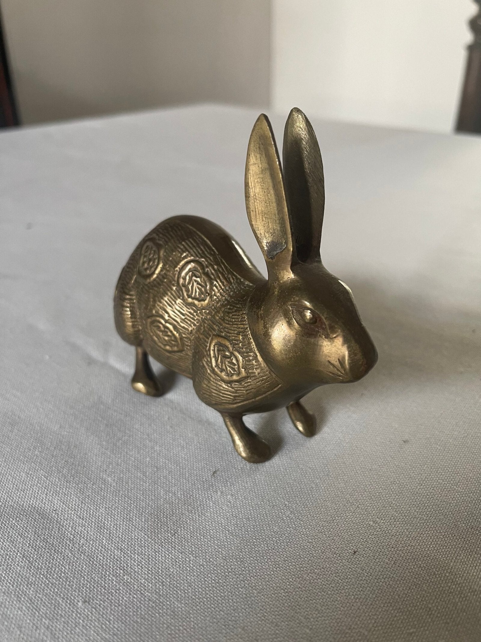 Statuetta di Coniglio/Lepre in Bronzo con Decorazioni Orientali