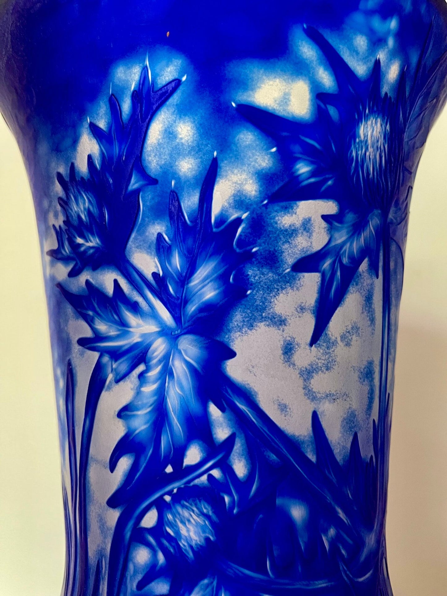 Vaso Artistico in Cristallo Blu Cobalto Inciso a Mano – Opera Unica