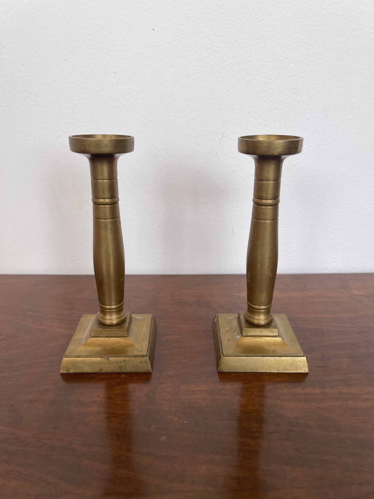 Elegante coppia di candelabri in ottone, dallo stile sobrio e raffinato,