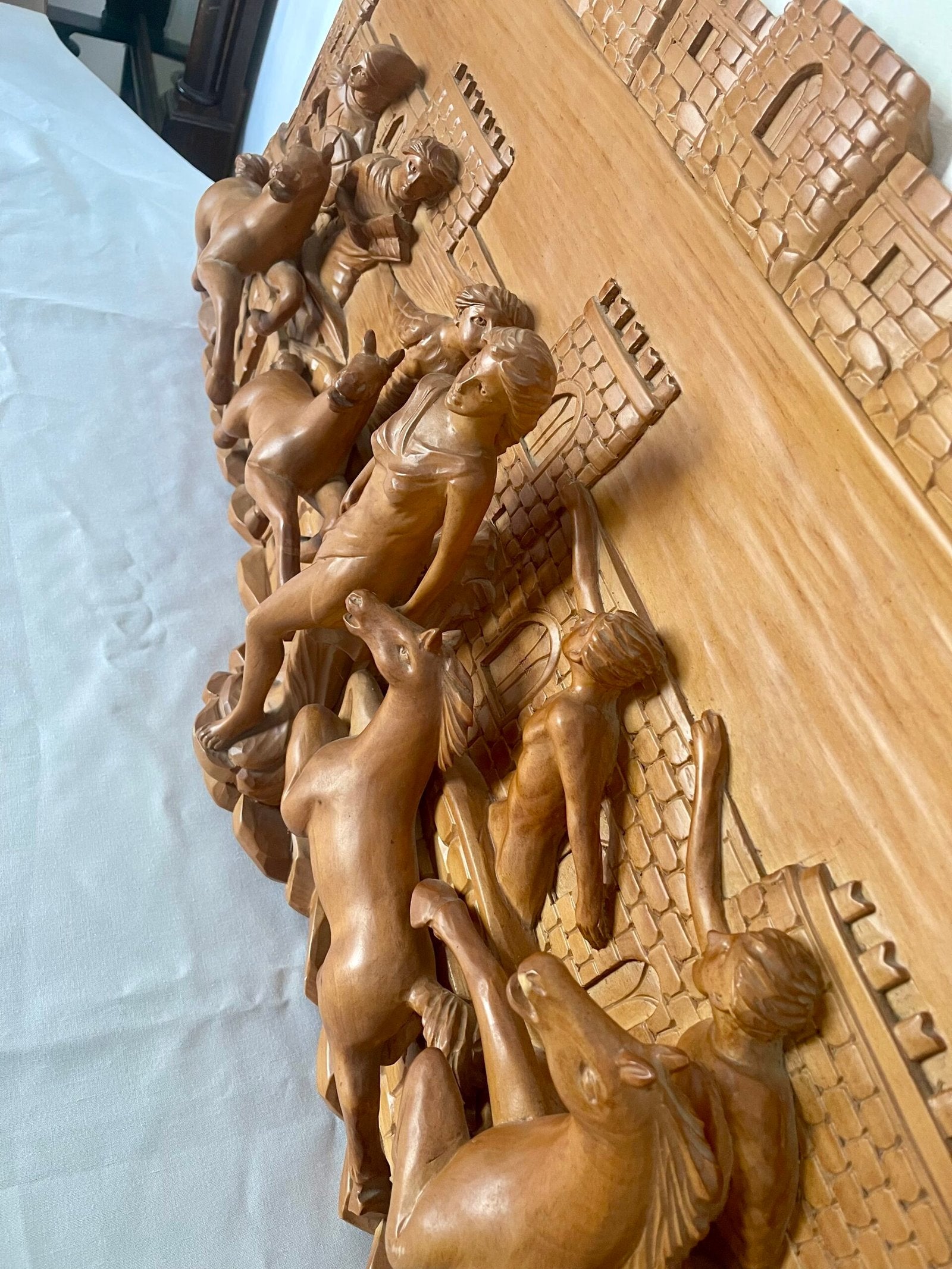 Bassorilievo intagliato "Scena Classica con Cavalli e Figure"