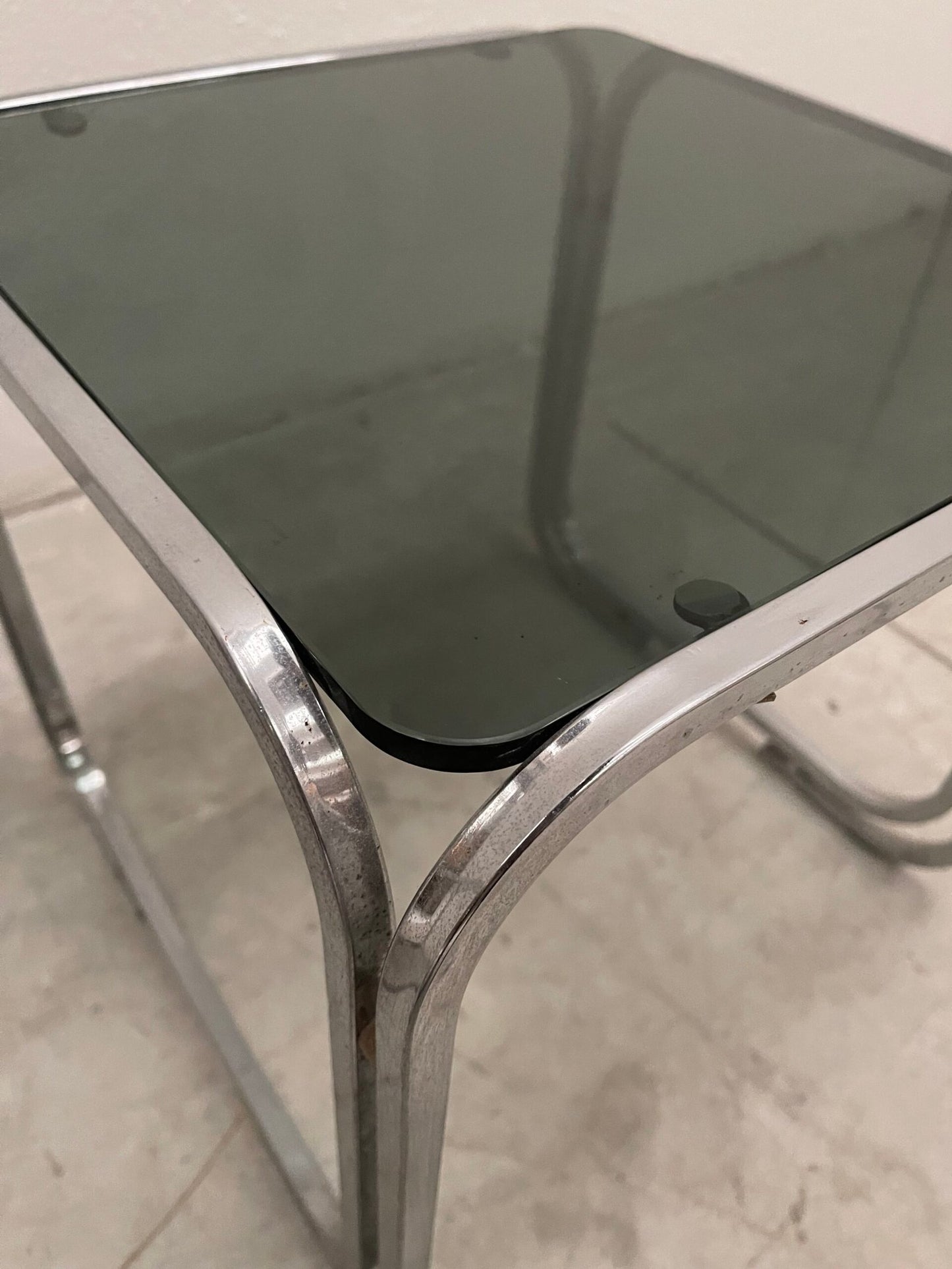 Coppia di Tavolini Bassi Vintage in Acciaio Cromato e Vetro Fumé