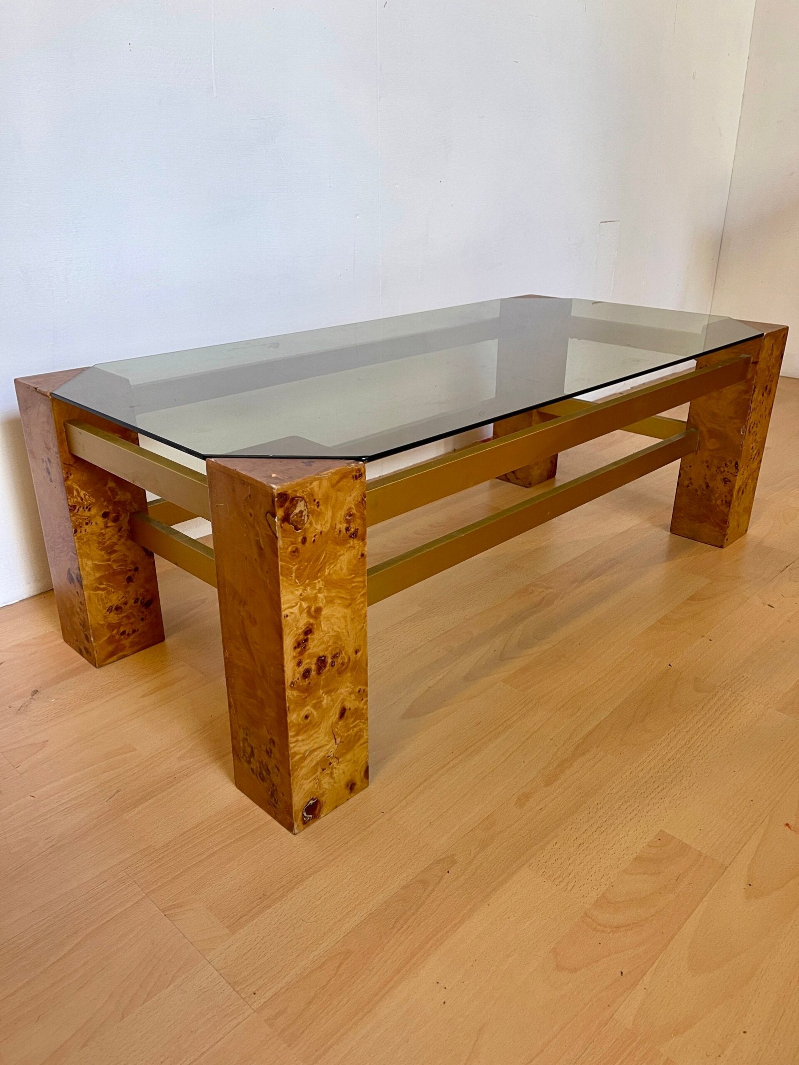 Tavolino Modernista con Struttura in Legno di Radica, Ottone e Piano in Vetro Fumé