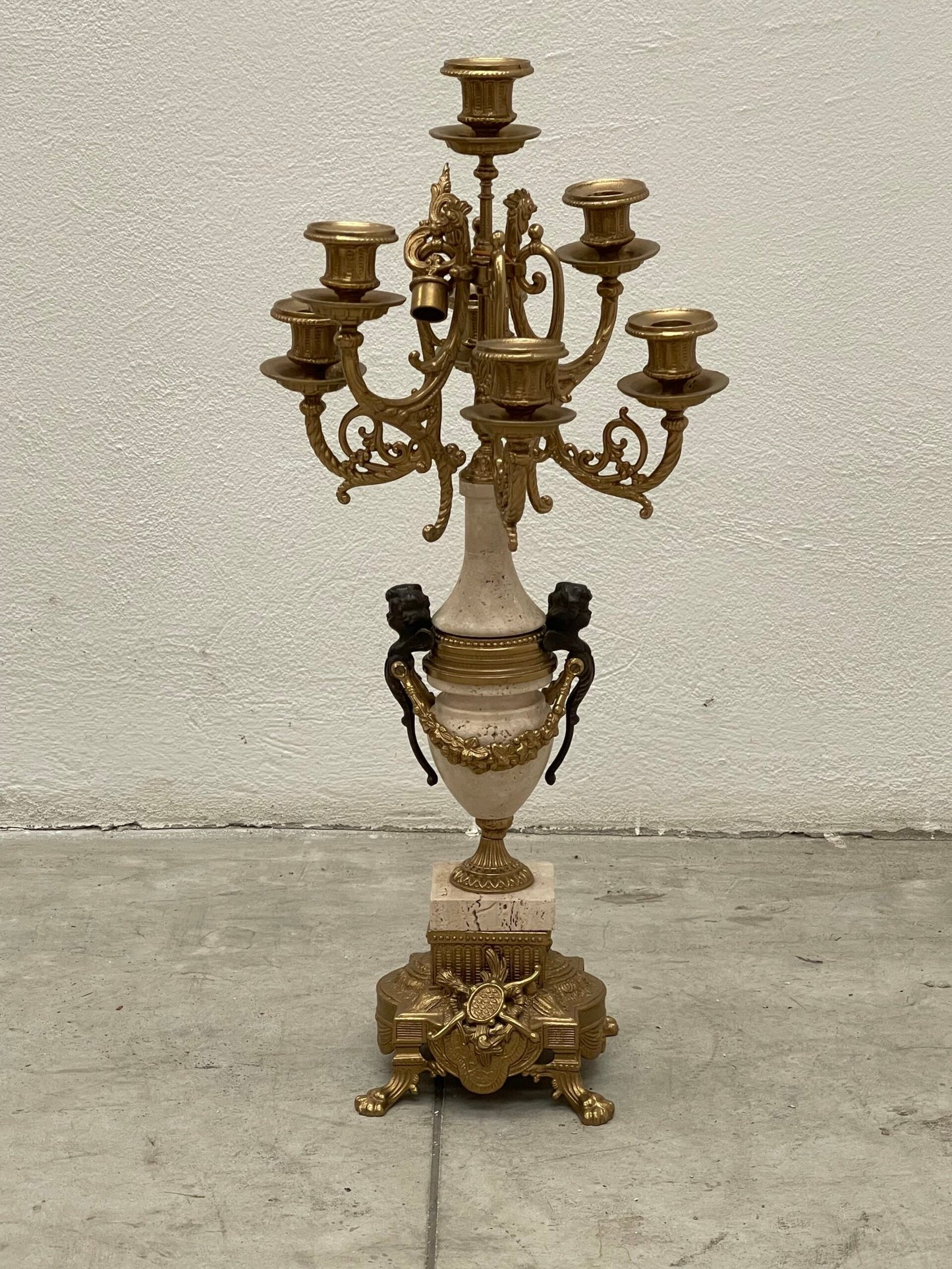 Candelabro a più braccia in bronzo e marmo