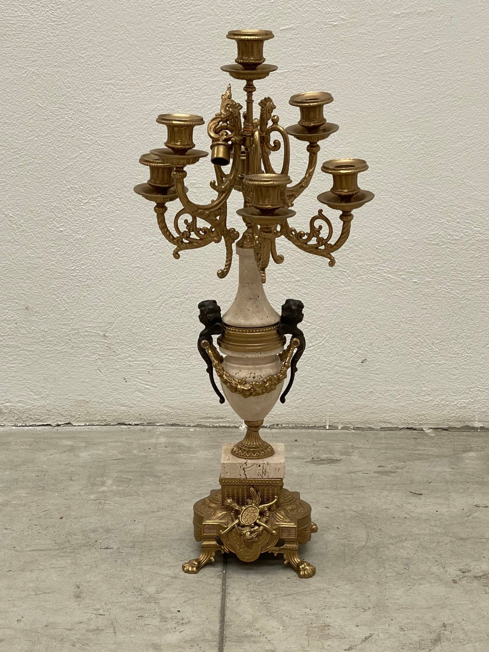 Candelabro a più braccia in bronzo e marmo