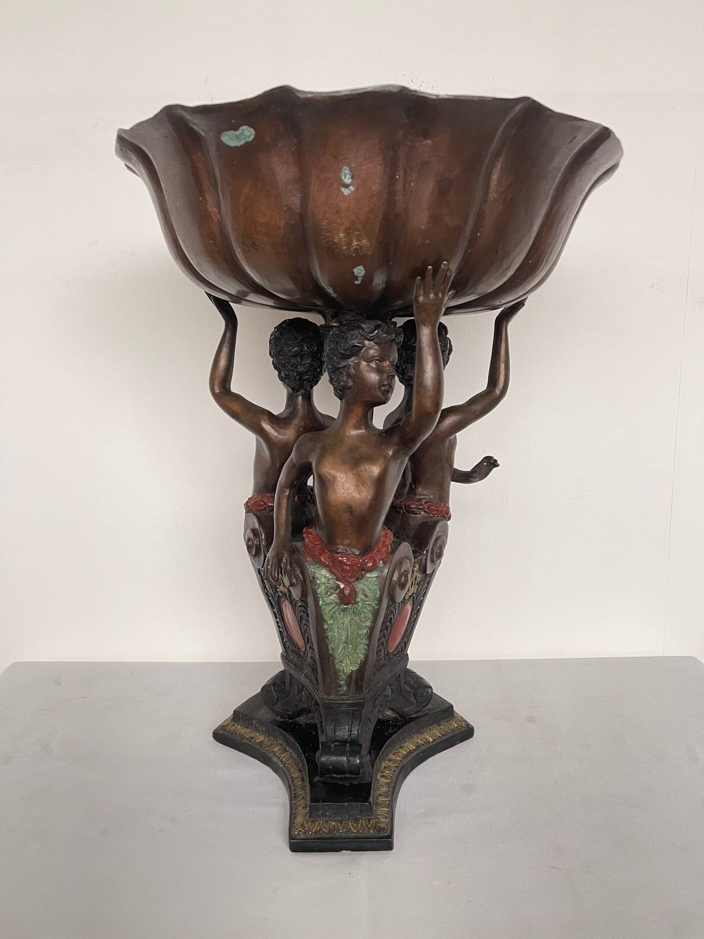 Antica centrotavola/scultura d’epoca realizzato in bronzo con figure di putti