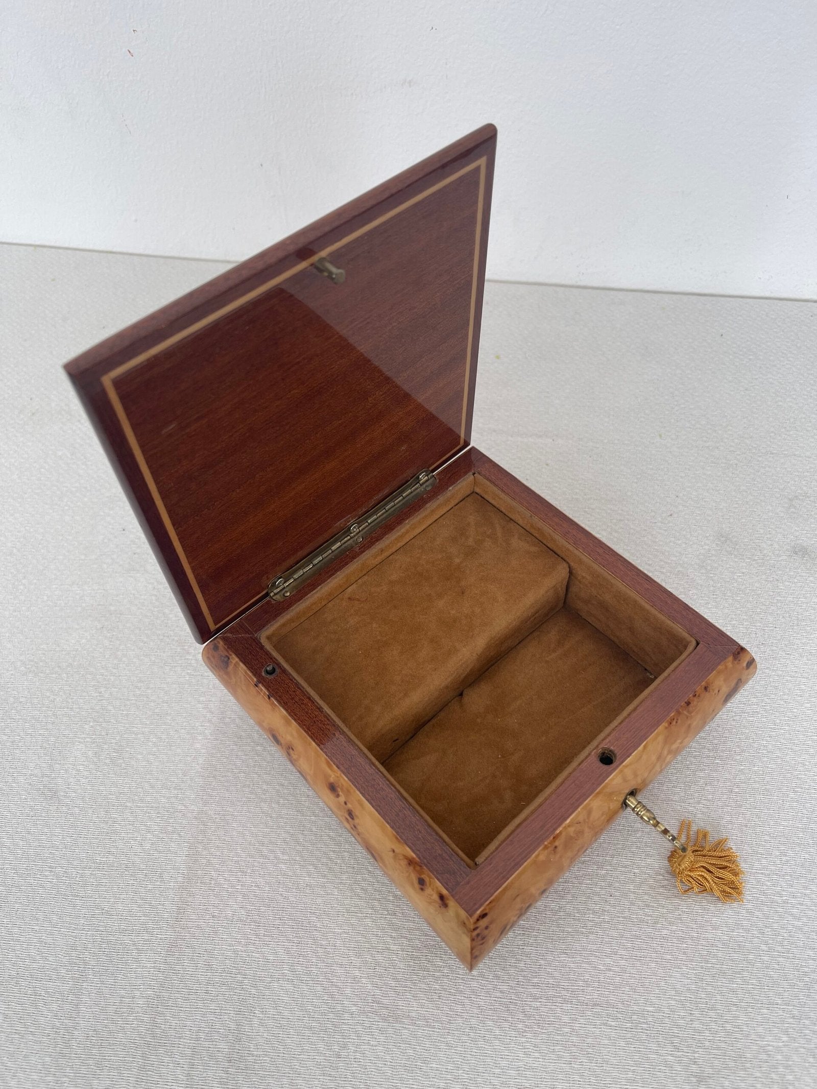 Scatola Portagioie/Musicale in Radica con Intarsio Floreale – Made in Italy