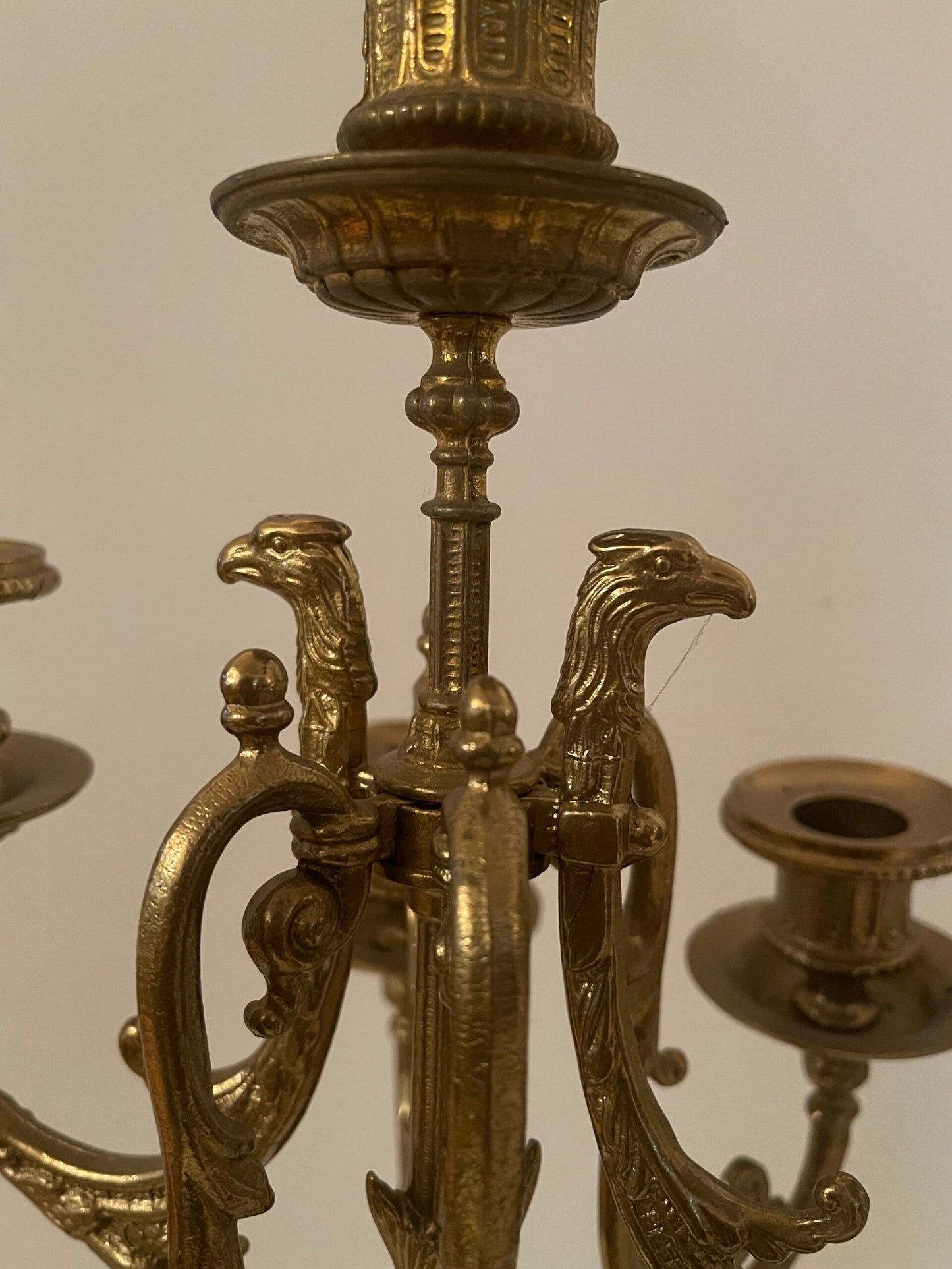 Coppia di candelabri in marmo rosa e bronzo dorato