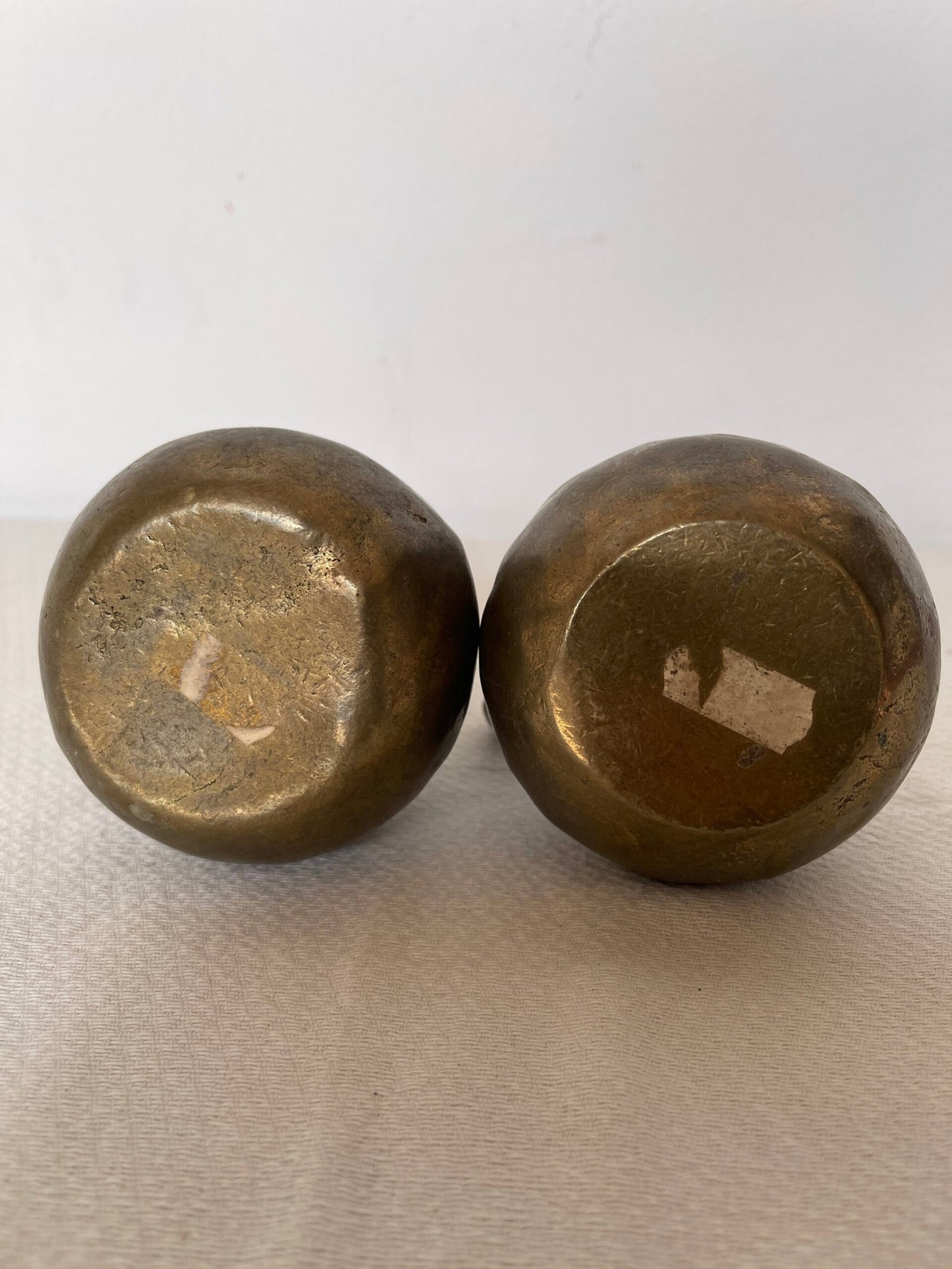 Coppia di Mini Brocche in Bronzo o Ottone – Stile Rustico