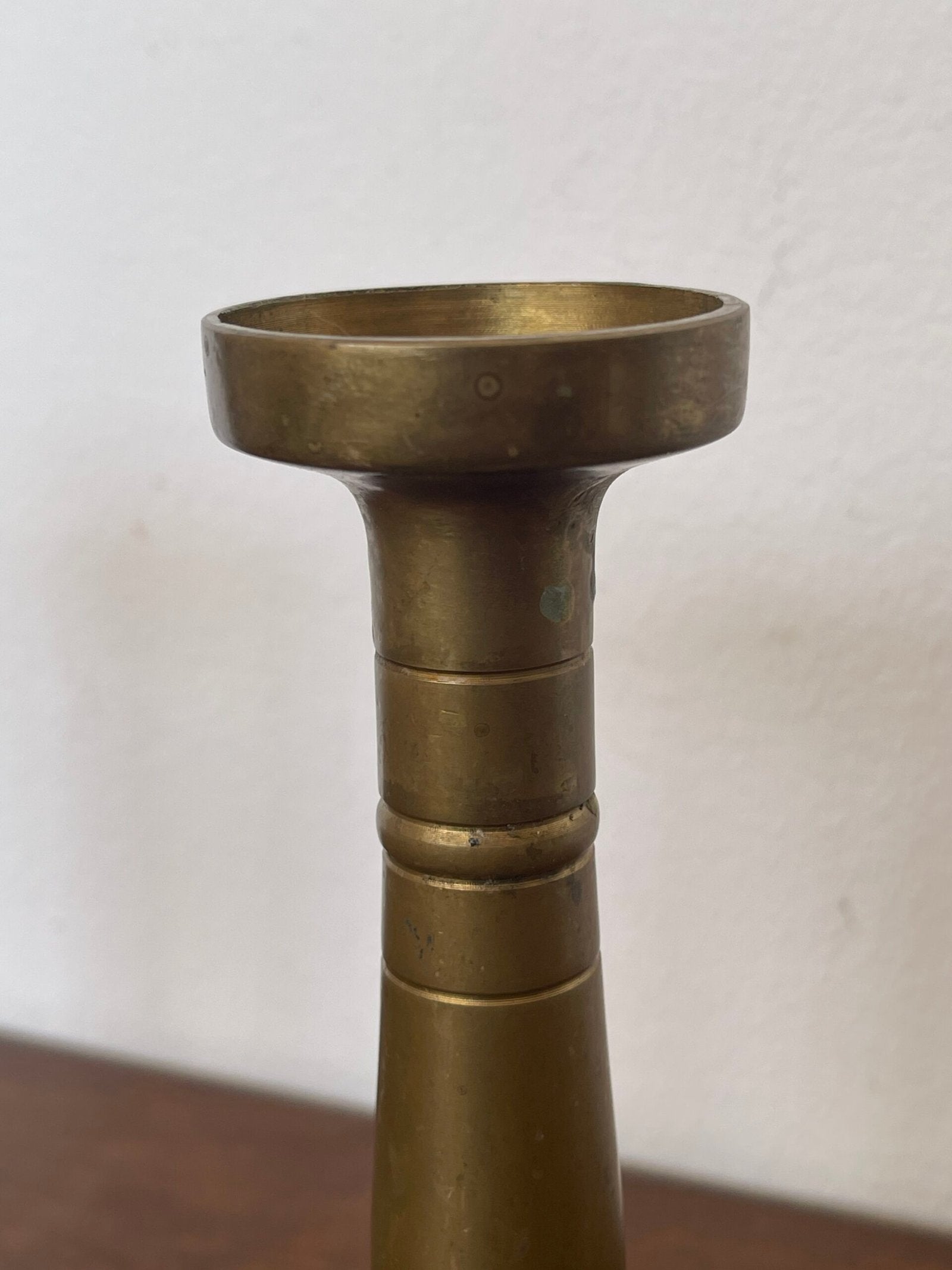 Elegante coppia di candelabri in ottone, dallo stile sobrio e raffinato,