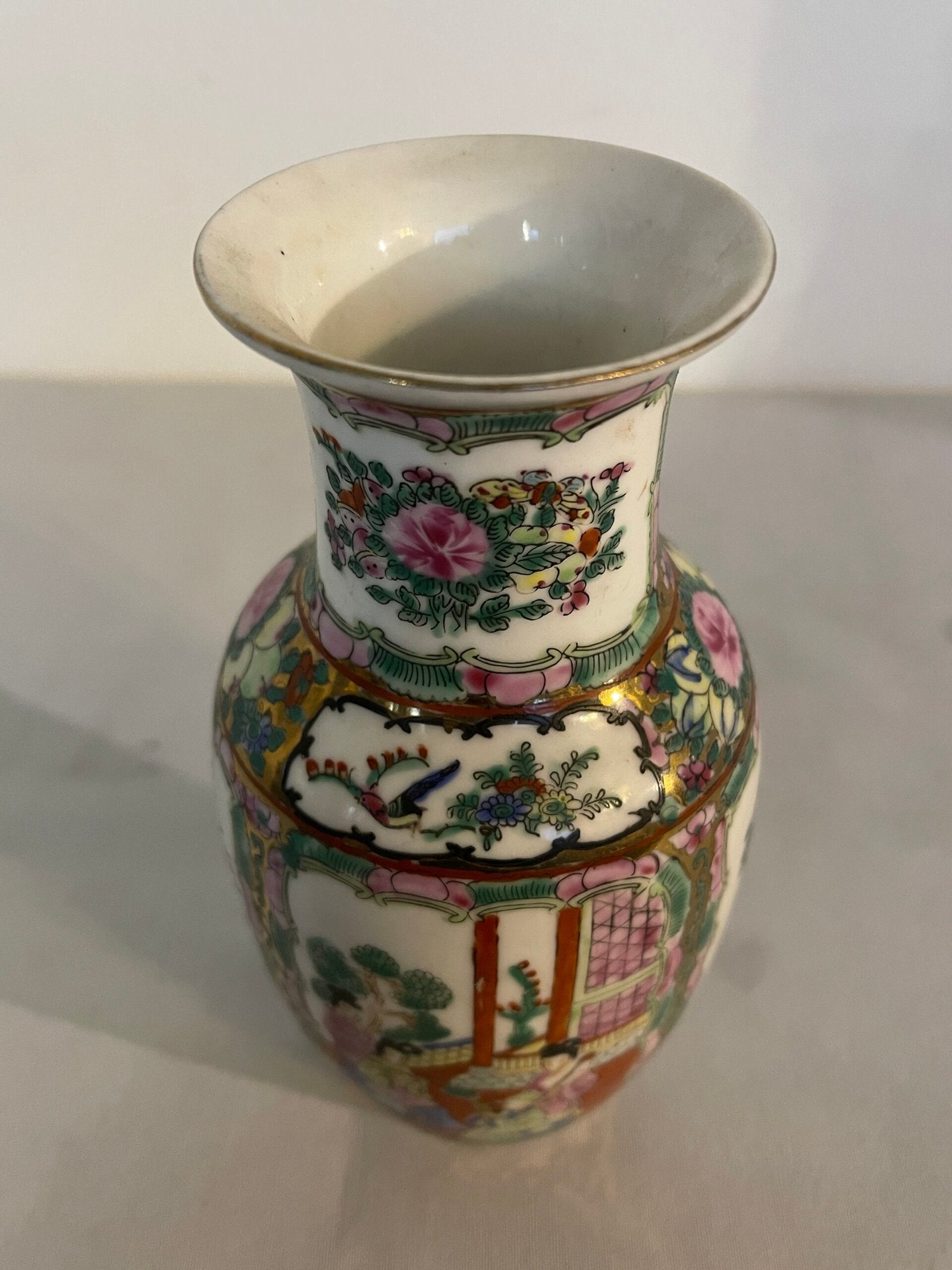 Vaso Cinese in Porcellana con Scene Tradizionali e Decorazioni Floreali