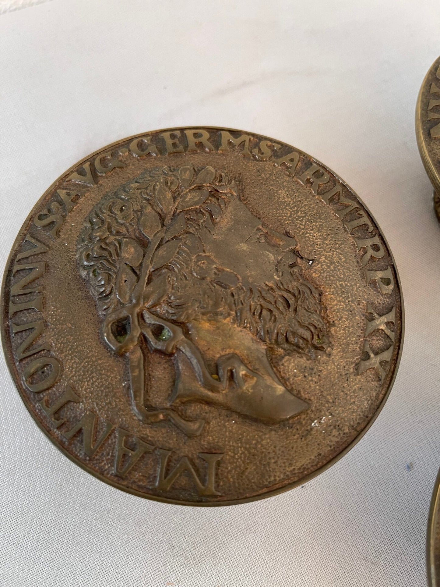 Set di 3 appendi Antichi in Ottone - Effigie di Antonino Pio