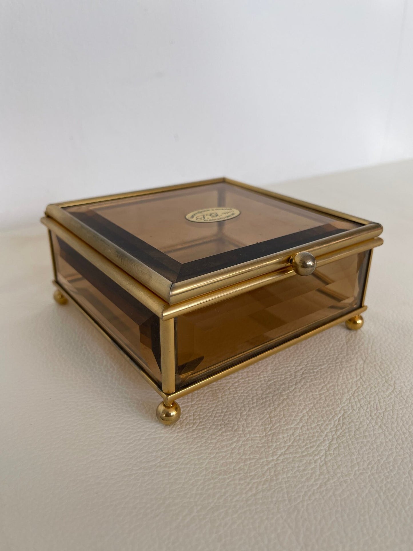 Raffinata scatola in ottone dorato con un delicato vetro fumé