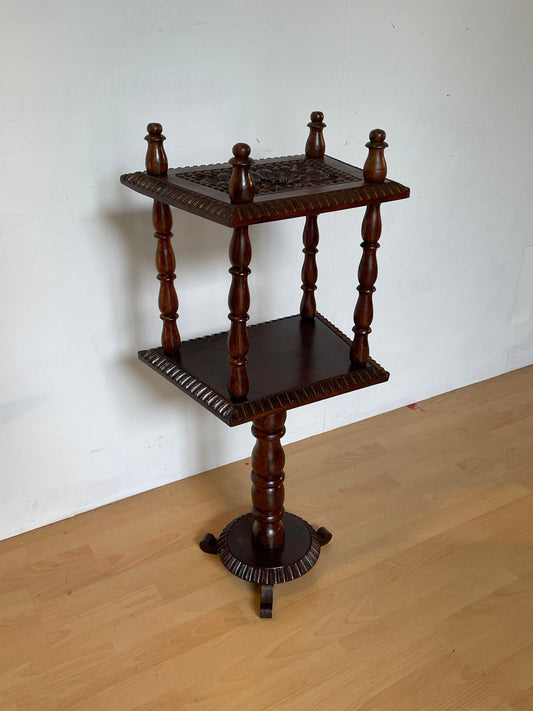 Tavolino Intagliato in Legno Massello con Base a Tre Piedi