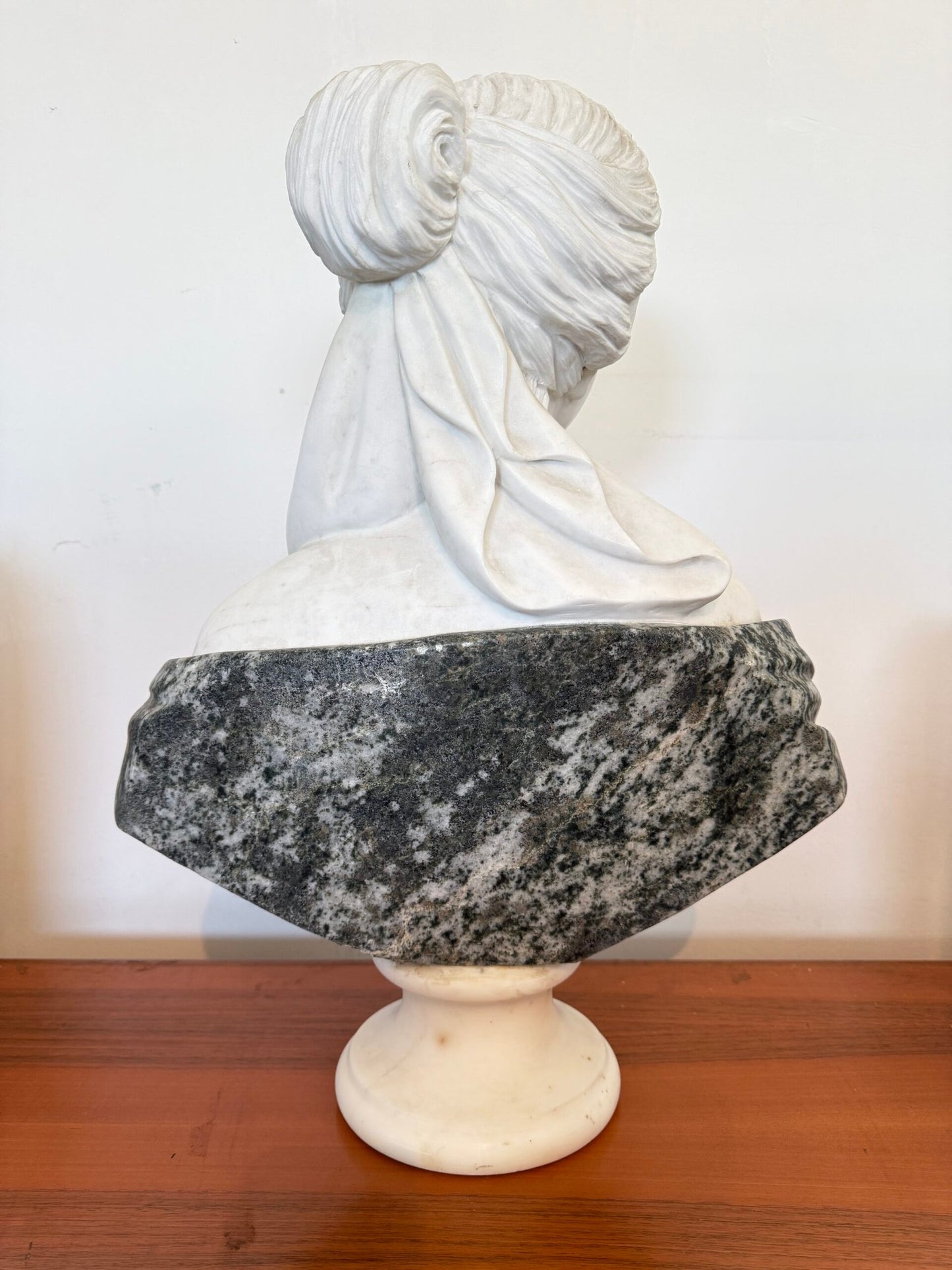 Busto Scultoreo Policromo in Marmo – Donna Romantica con Rose