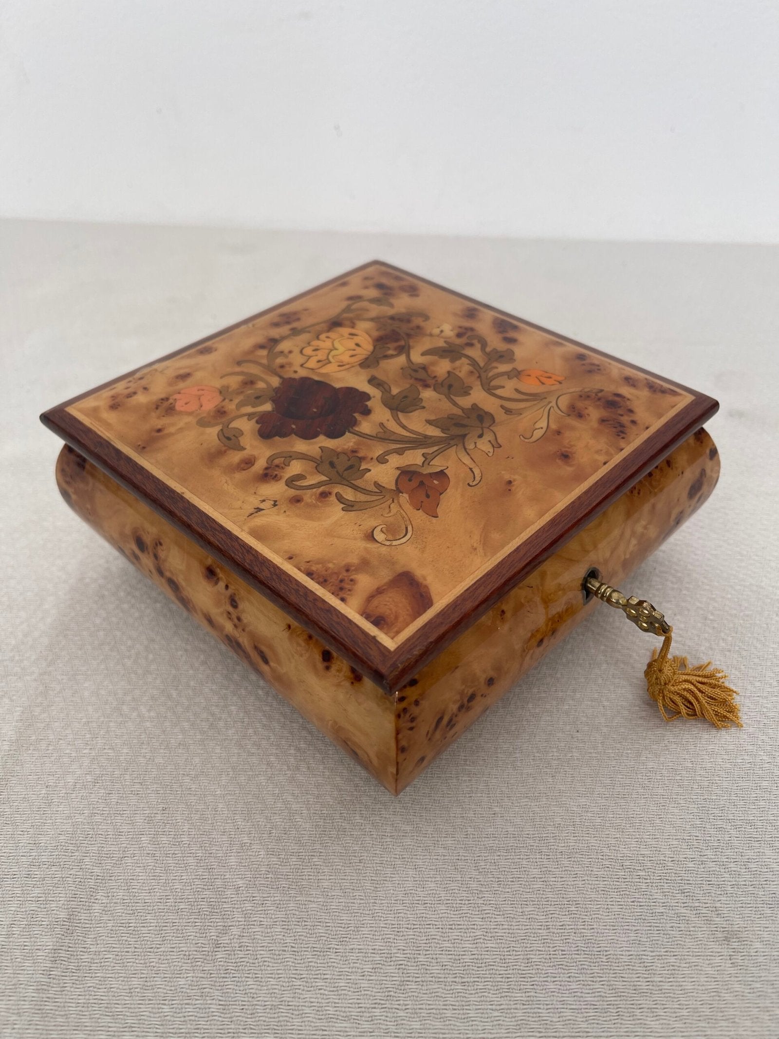 Scatola Portagioie/Musicale in Radica con Intarsio Floreale – Made in Italy