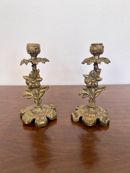 Coppia di elegante portacandele vintage in bronzo lavorato, con raffinati dettagli floreali e base ornamentale