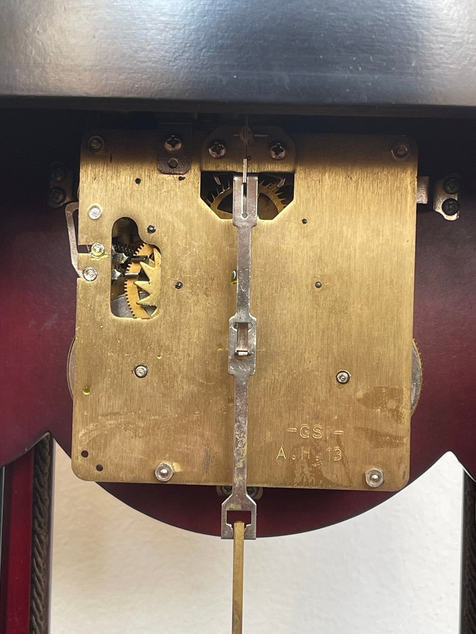 Elegante orologio a pendolo in stile antico è un pezzo unico che unisce l'estetica e la funzionalità.