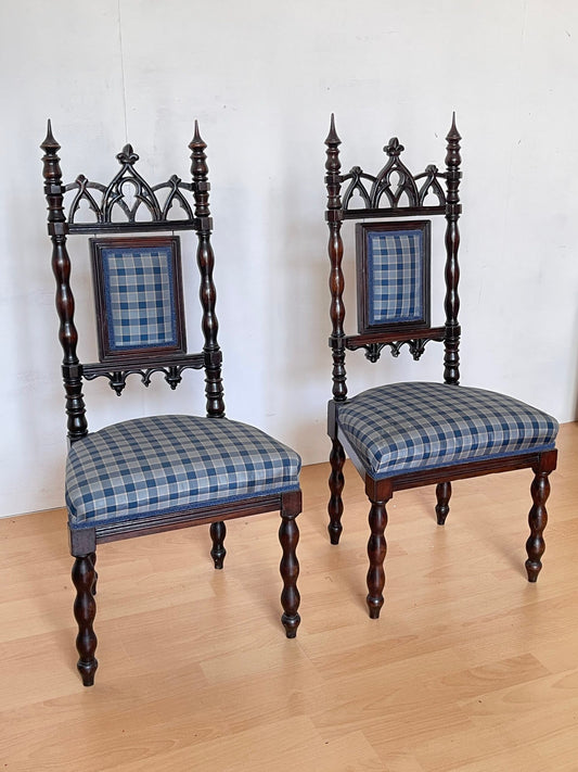 Coppia di Piccole Sedie classica in Legno Intagliato con Rivestimento a Quadri