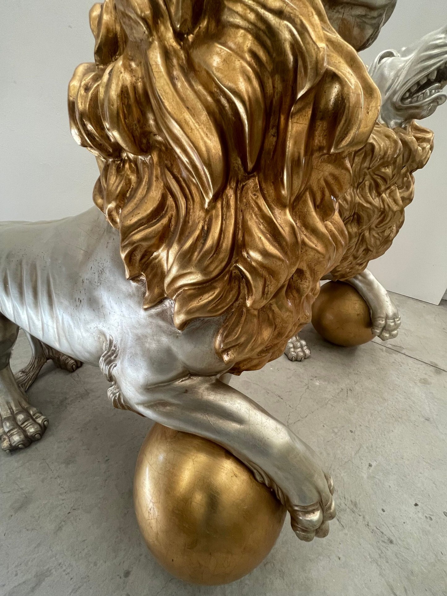 Coppia di Leoni Imperiali Dorati in posa regale