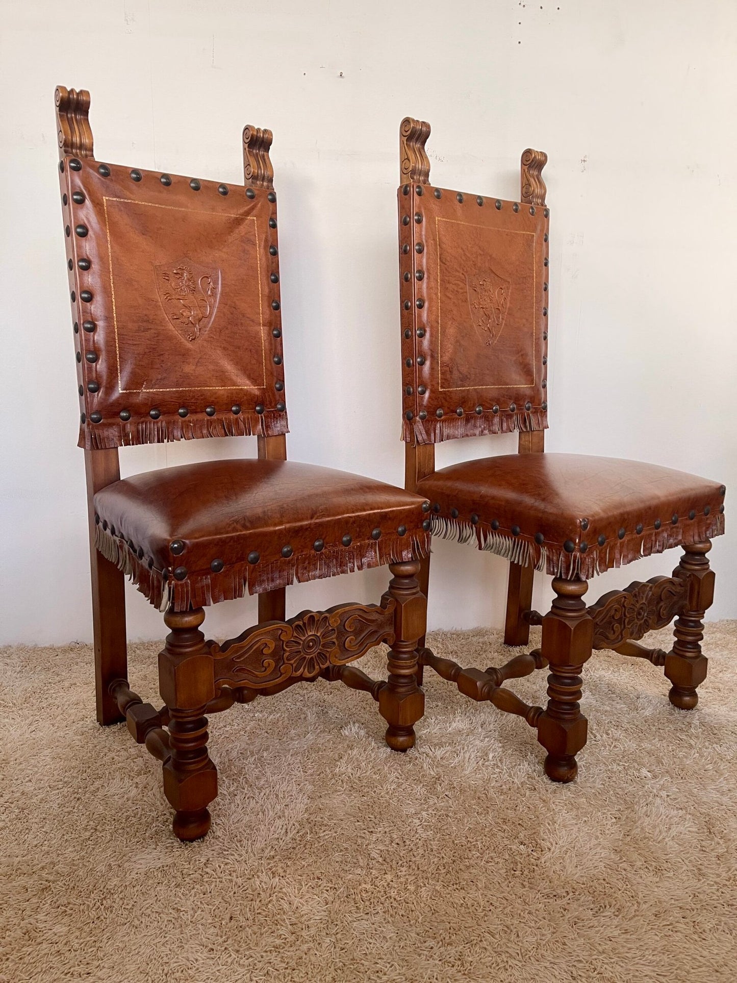 Coppia di sedie in stile rinascimentale spagnolo con cuoio lavorato