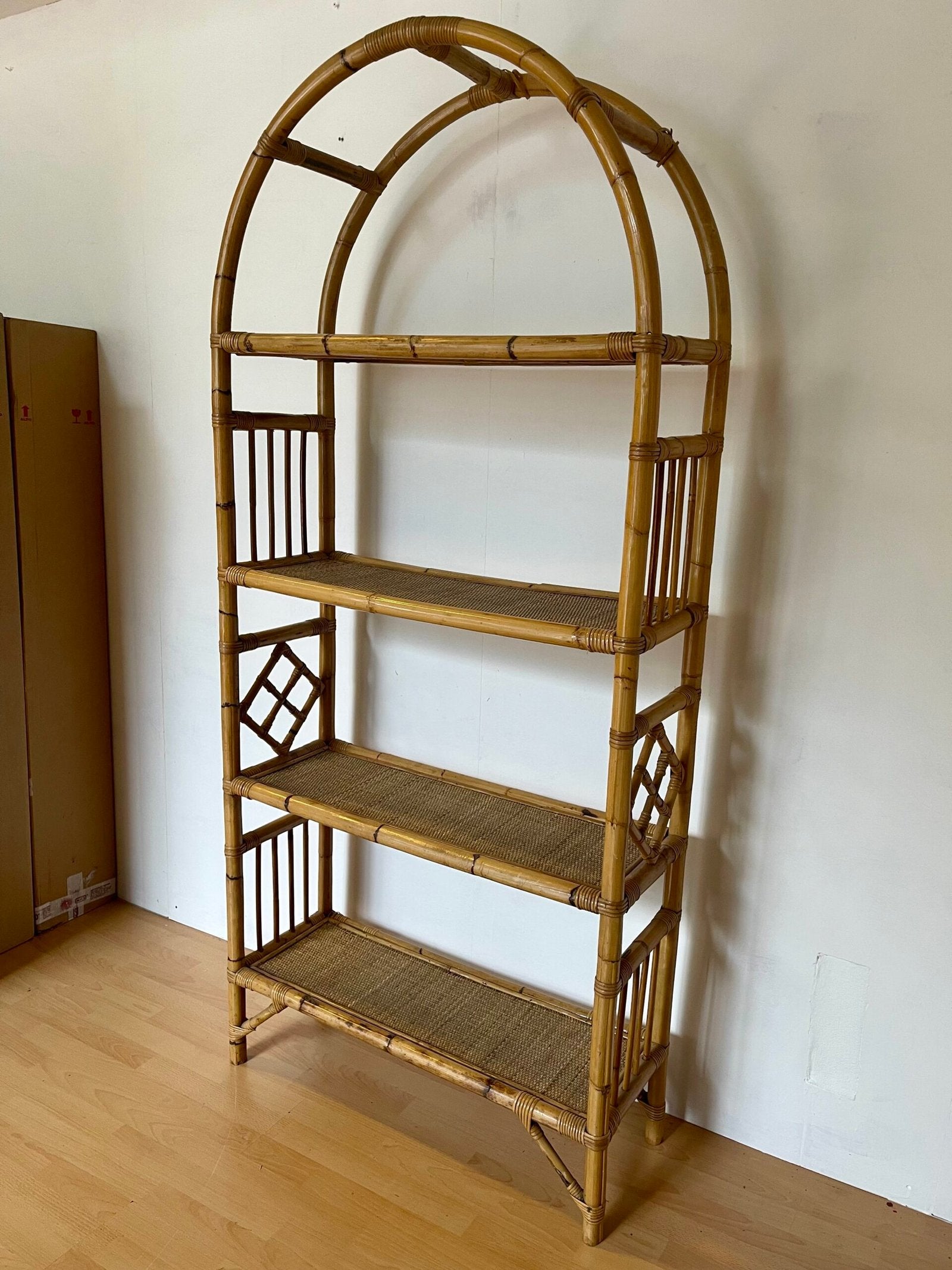 Libreria etagère in bambù e rattan