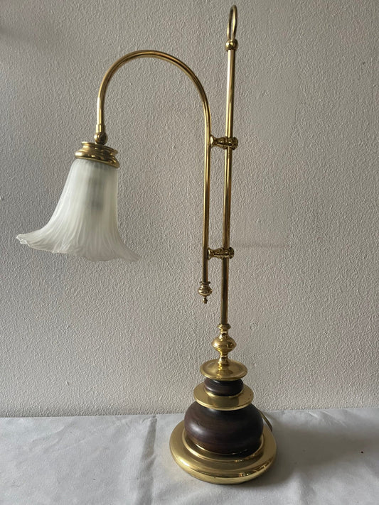 La lampada da tavolo Regolabile in Ottone e Legno con Vetro Ondulato