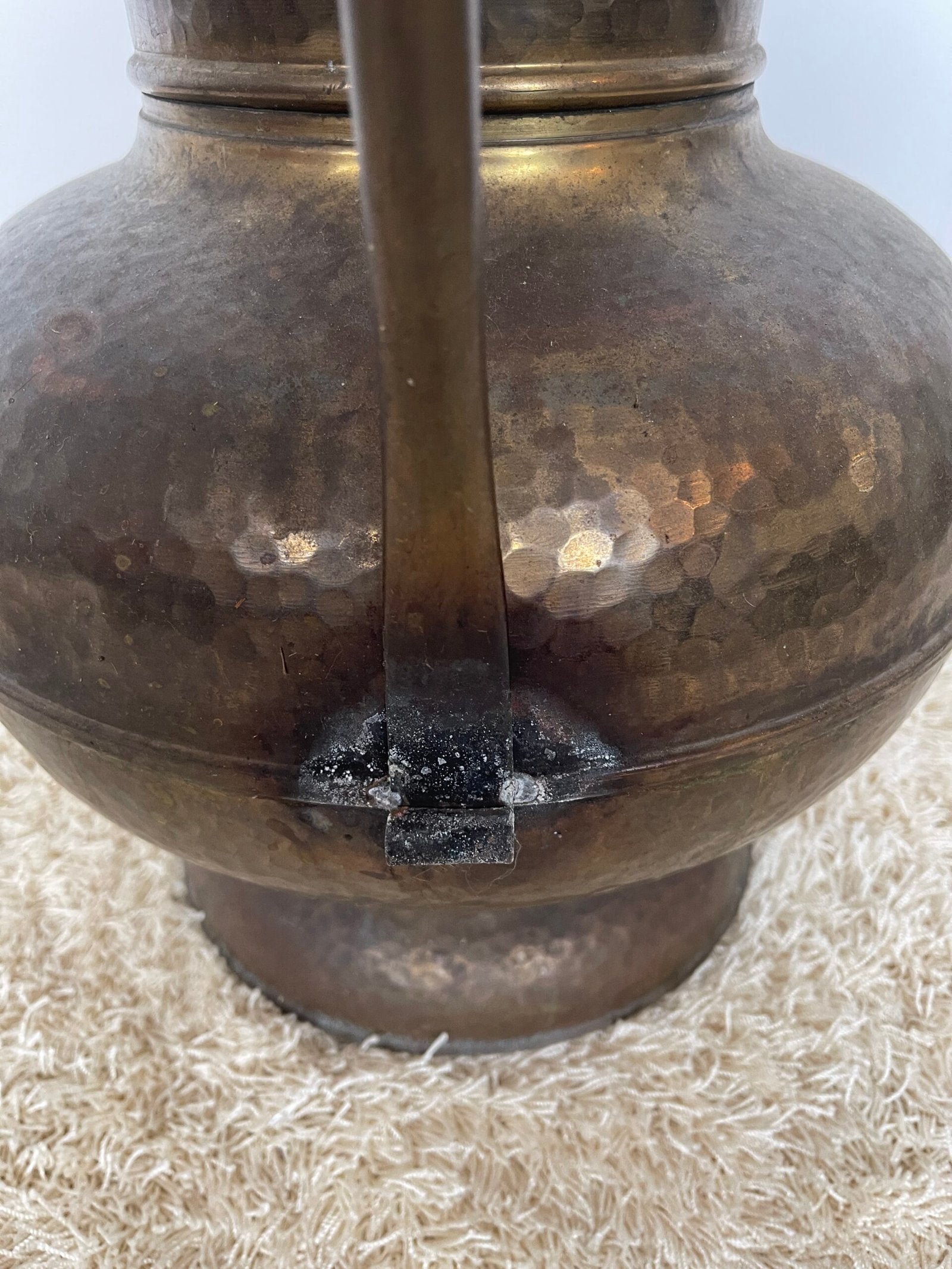 Brocca Antica in Rame Martellato con Manico Curvo – Stile Rustico/Coloniale