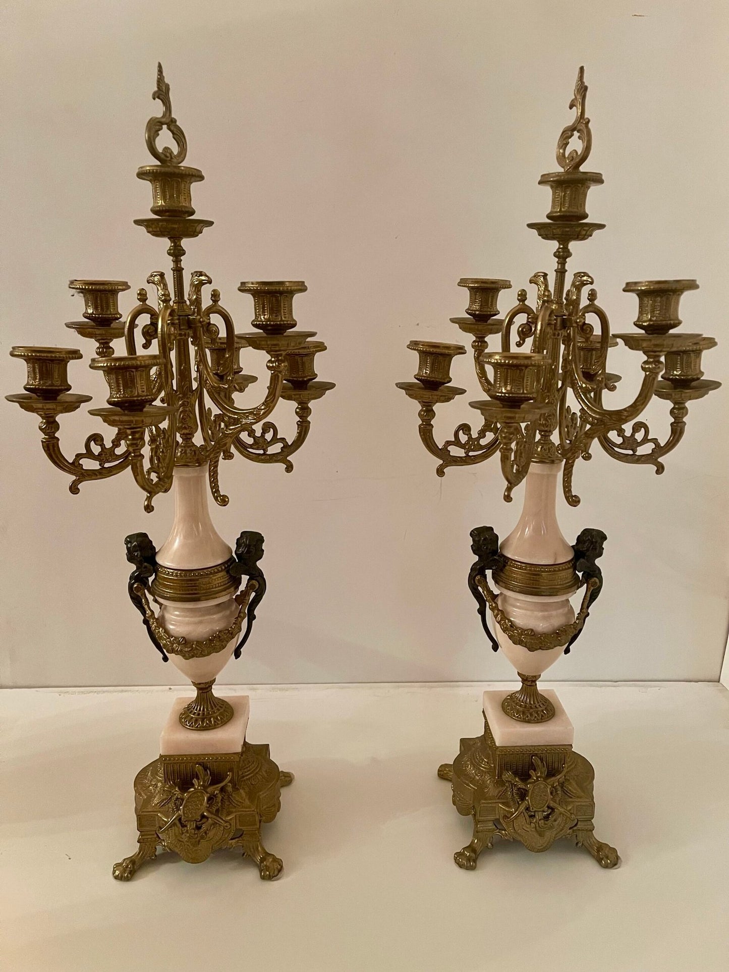 Coppia di candelabri in marmo rosa e bronzo dorato
