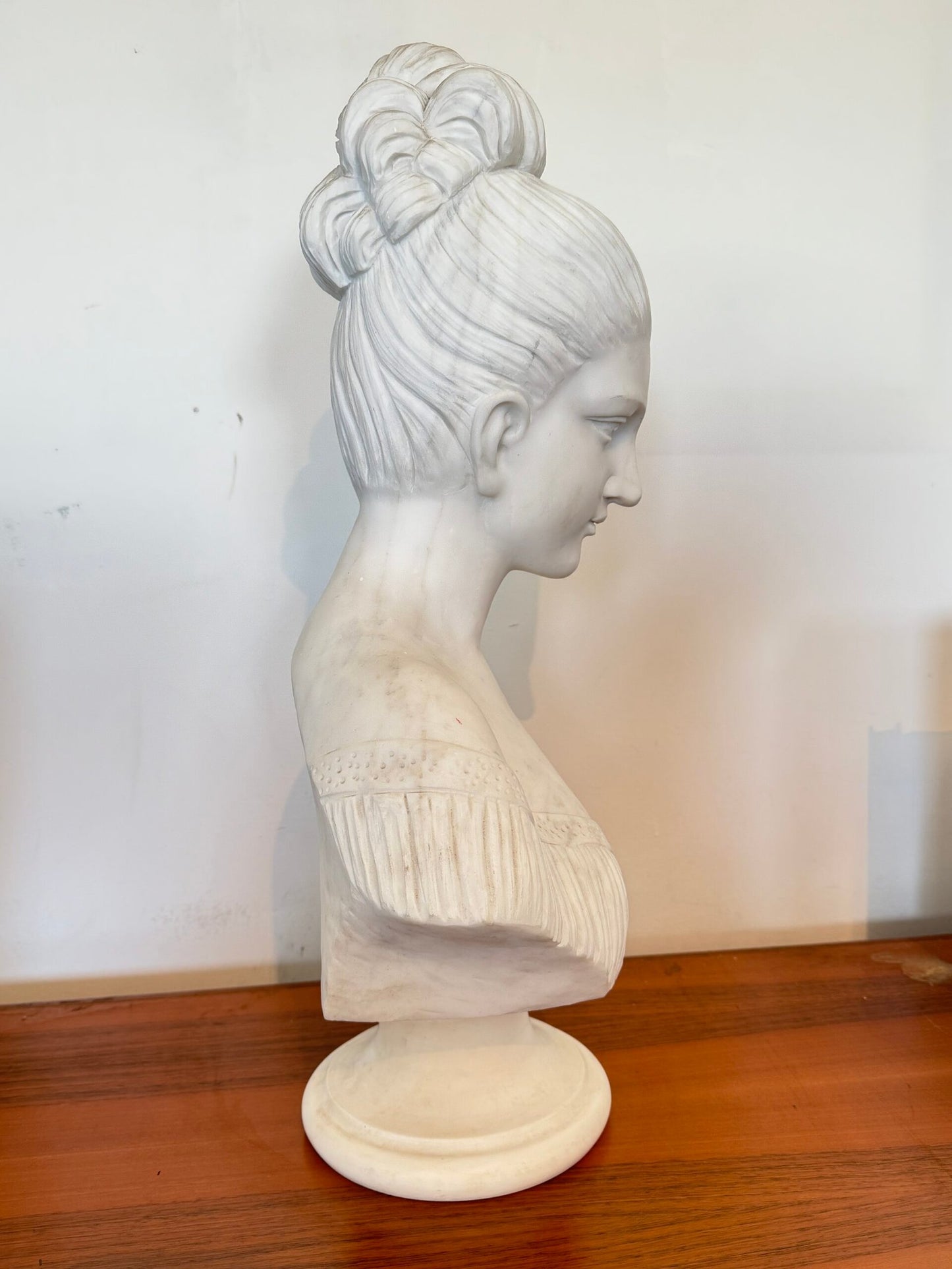 Busto Scultoreo in Marmo – Donna in Stile Neoclassico