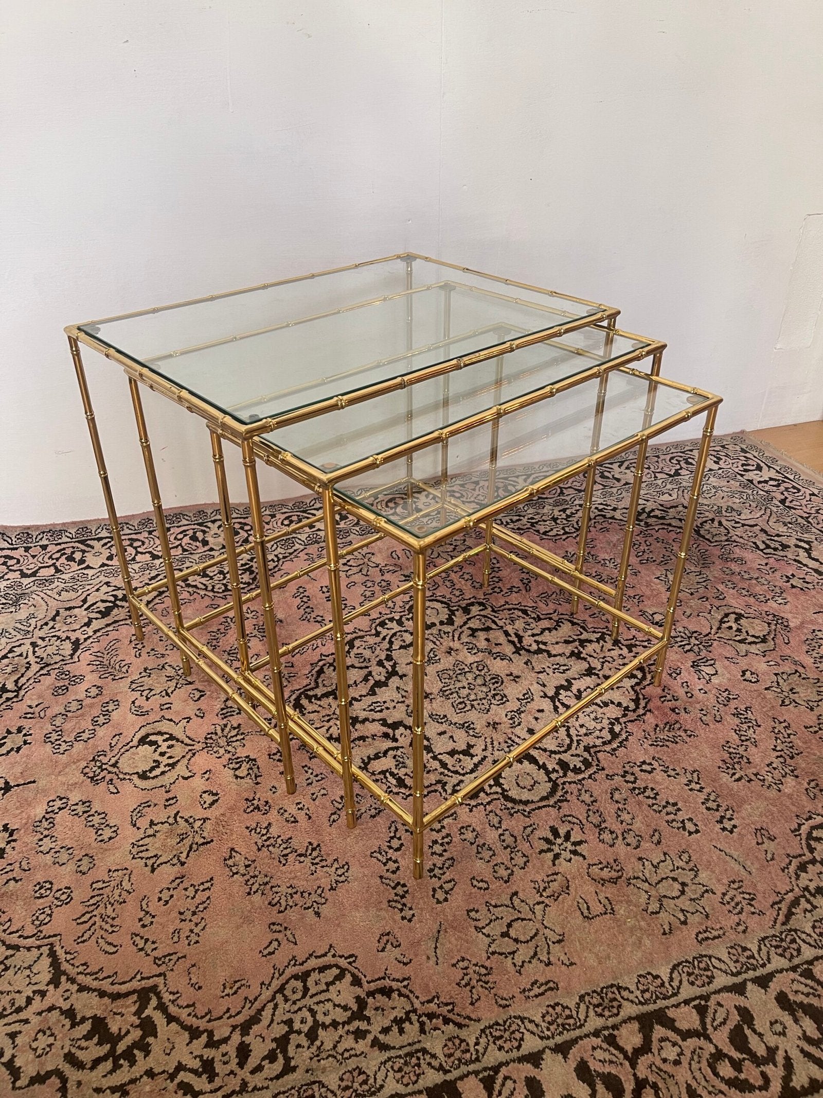 Set di tavolini vintage in ottone e vetro – stile Hollywood Regency