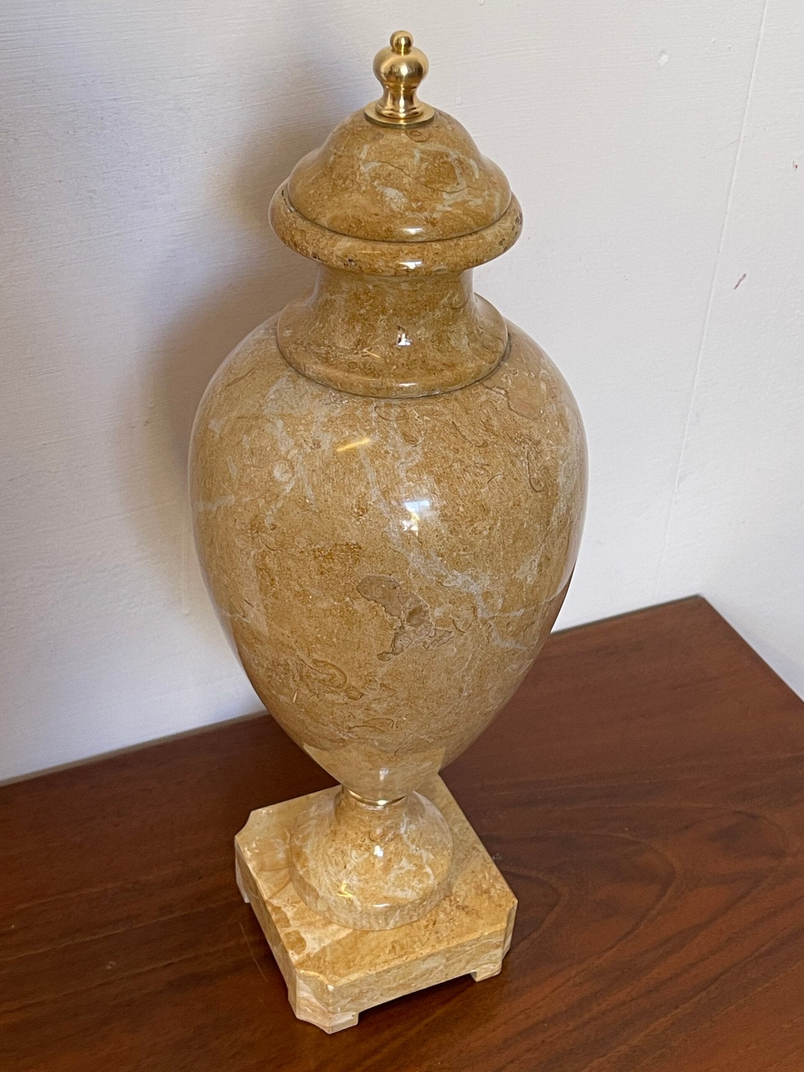 Urna Decorativa in Marmo Giallo Siena con Finiture in Ottone