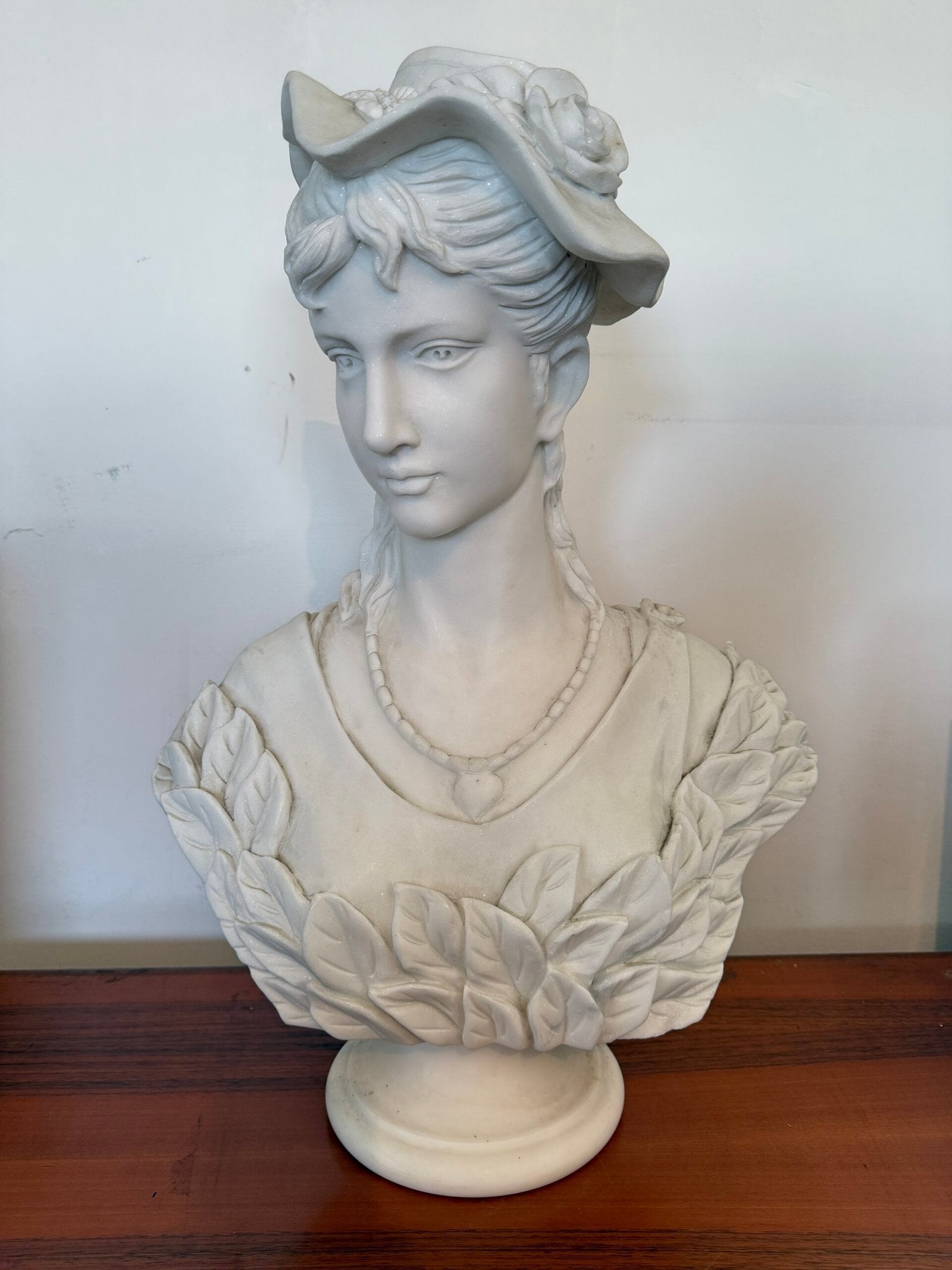 Busto Scultoreo in Marmo – Donna con Cappello in Stile Liberty