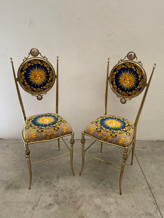 Coppia di sedie in ottone stile neoclassico con tessuto Versace "Sole"