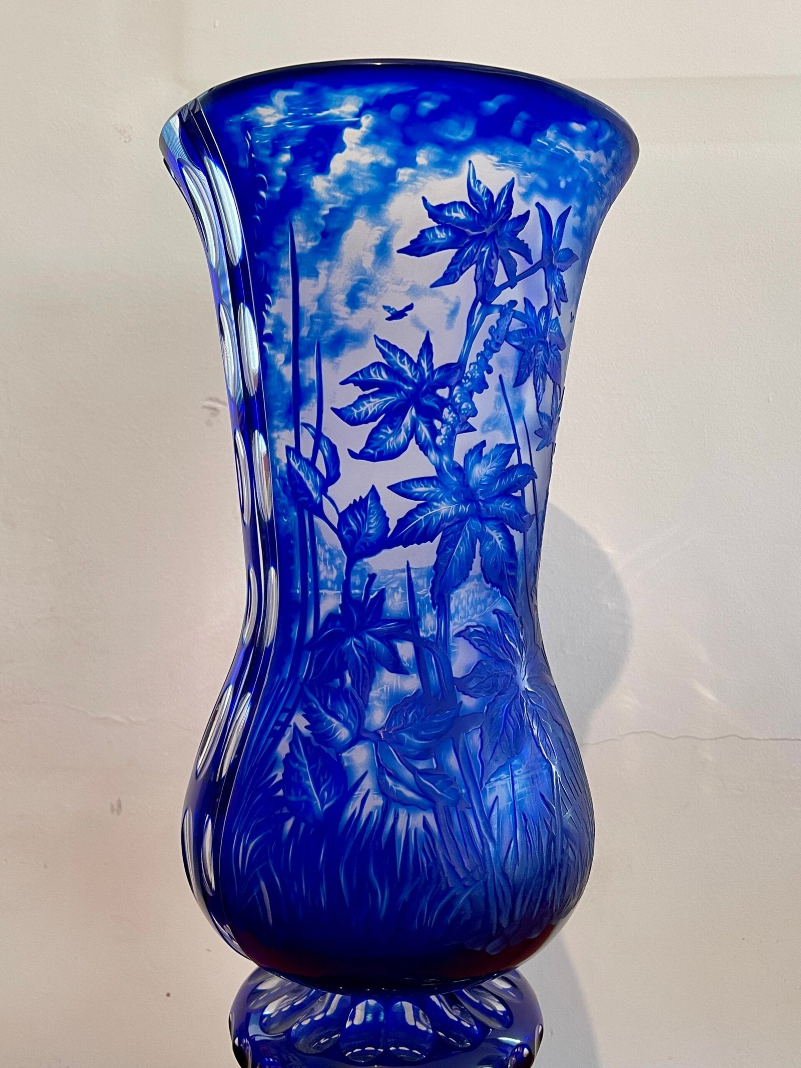 Vaso in Cristallo Blu Art Deco Inciso con Motivi Floreali