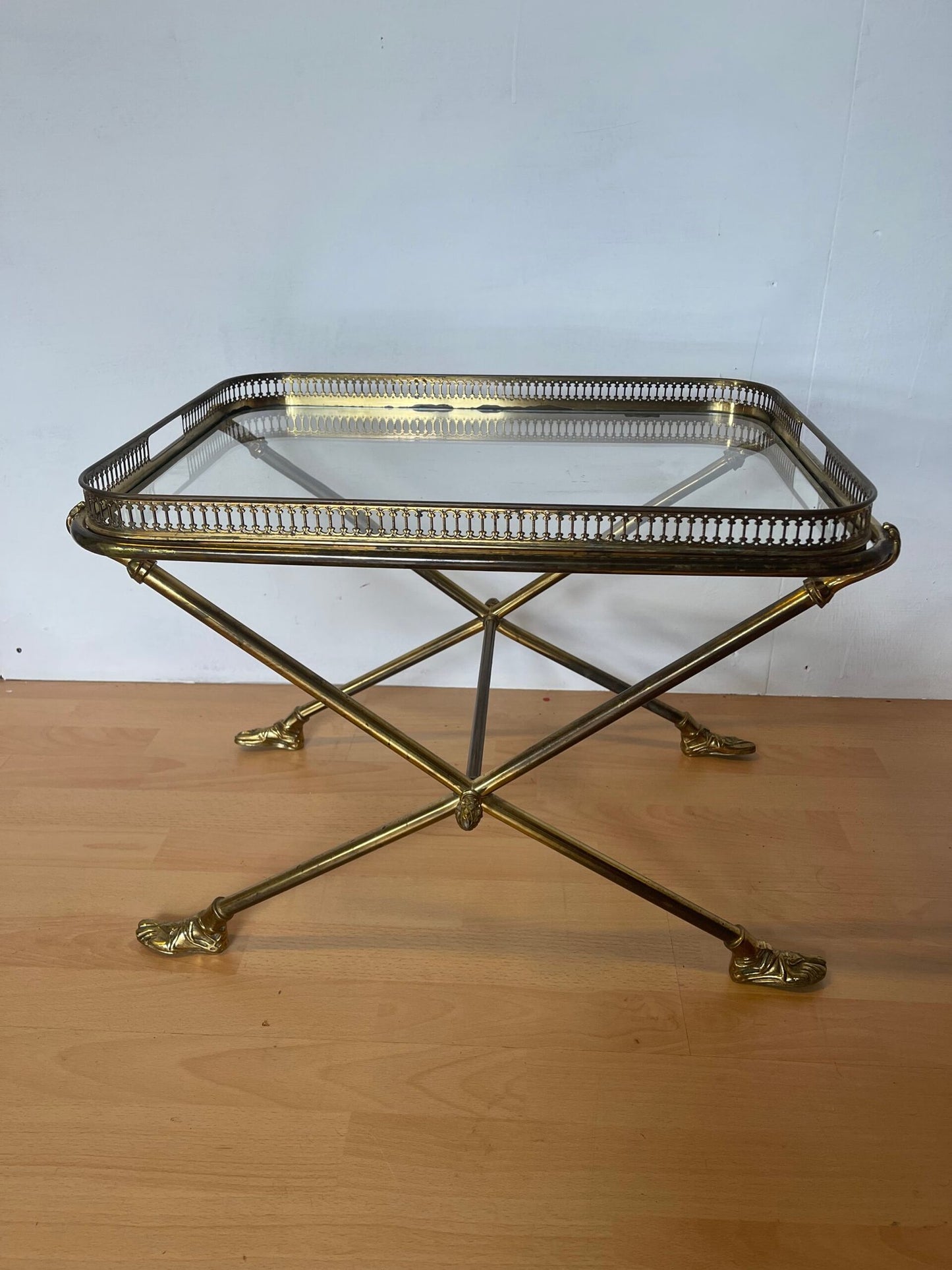 Tavolino in Ottone e Vetro con Piedi a Forma di Sandalo – Stile Hollywood Regency